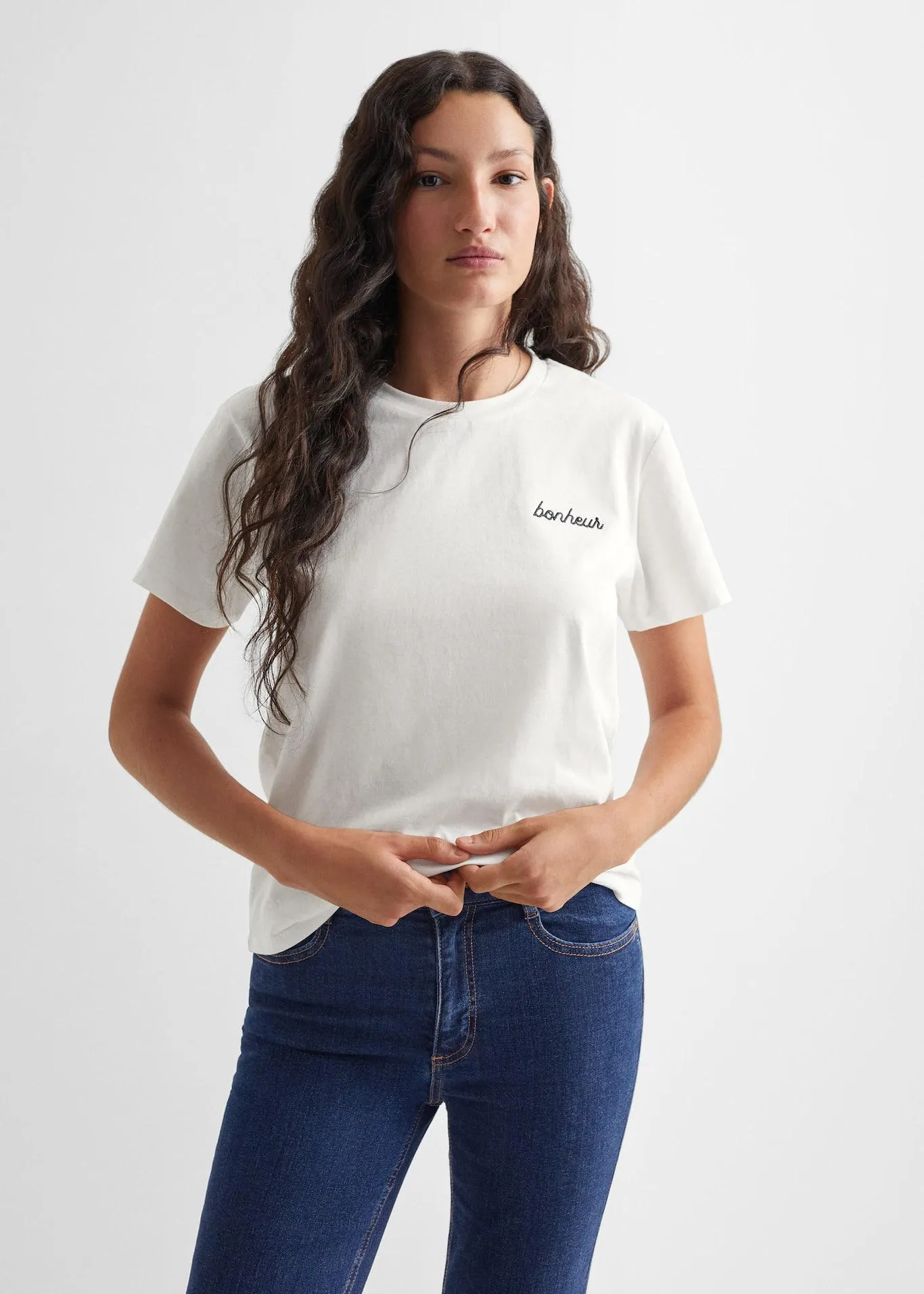 T-shirt met geborduurde boodschap