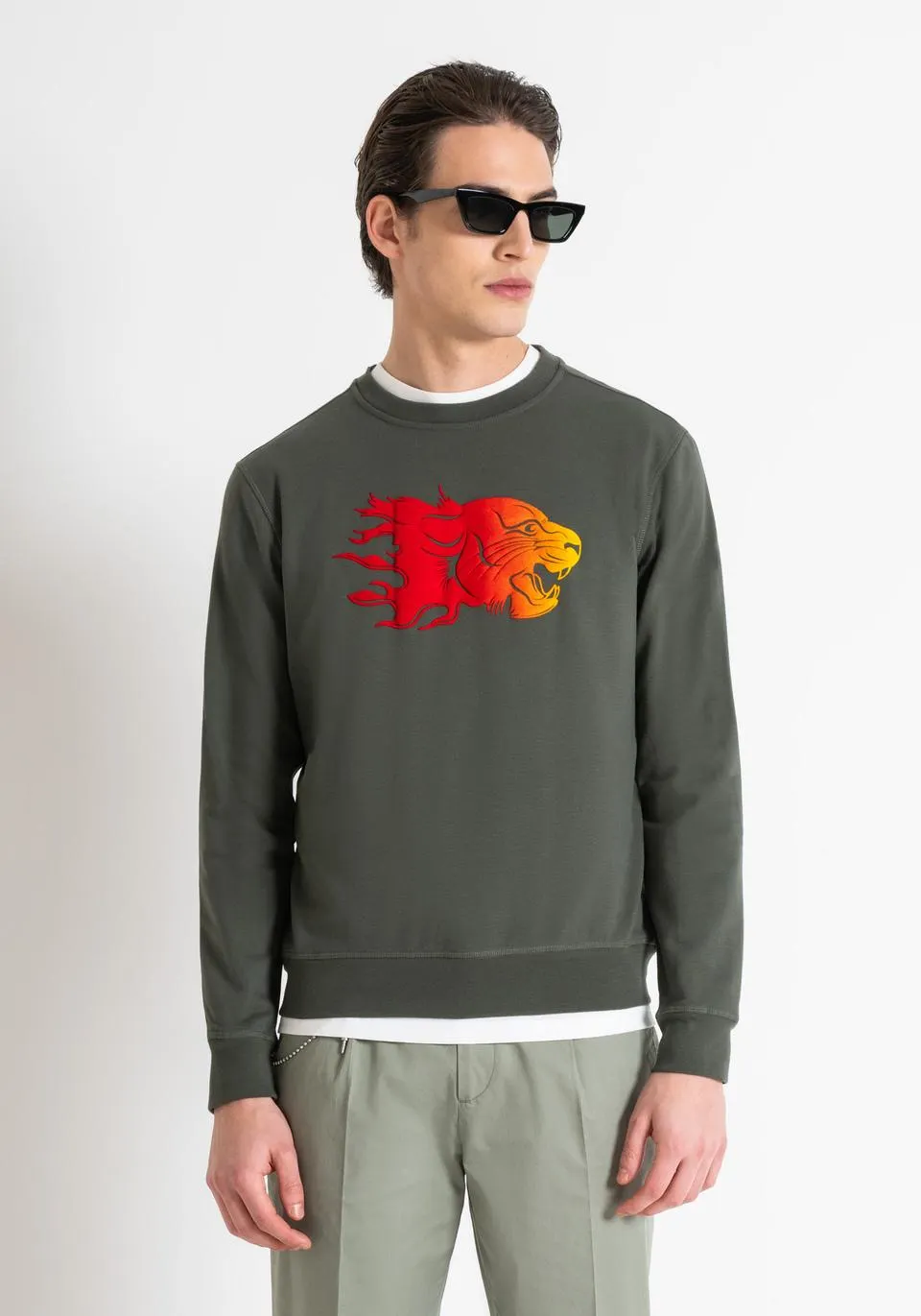 REGULAR FIT SWEATSHIRT IN SUSTAINABLE COTTON-POLYESTER BLEND WITH FADED FLOCK PRINT