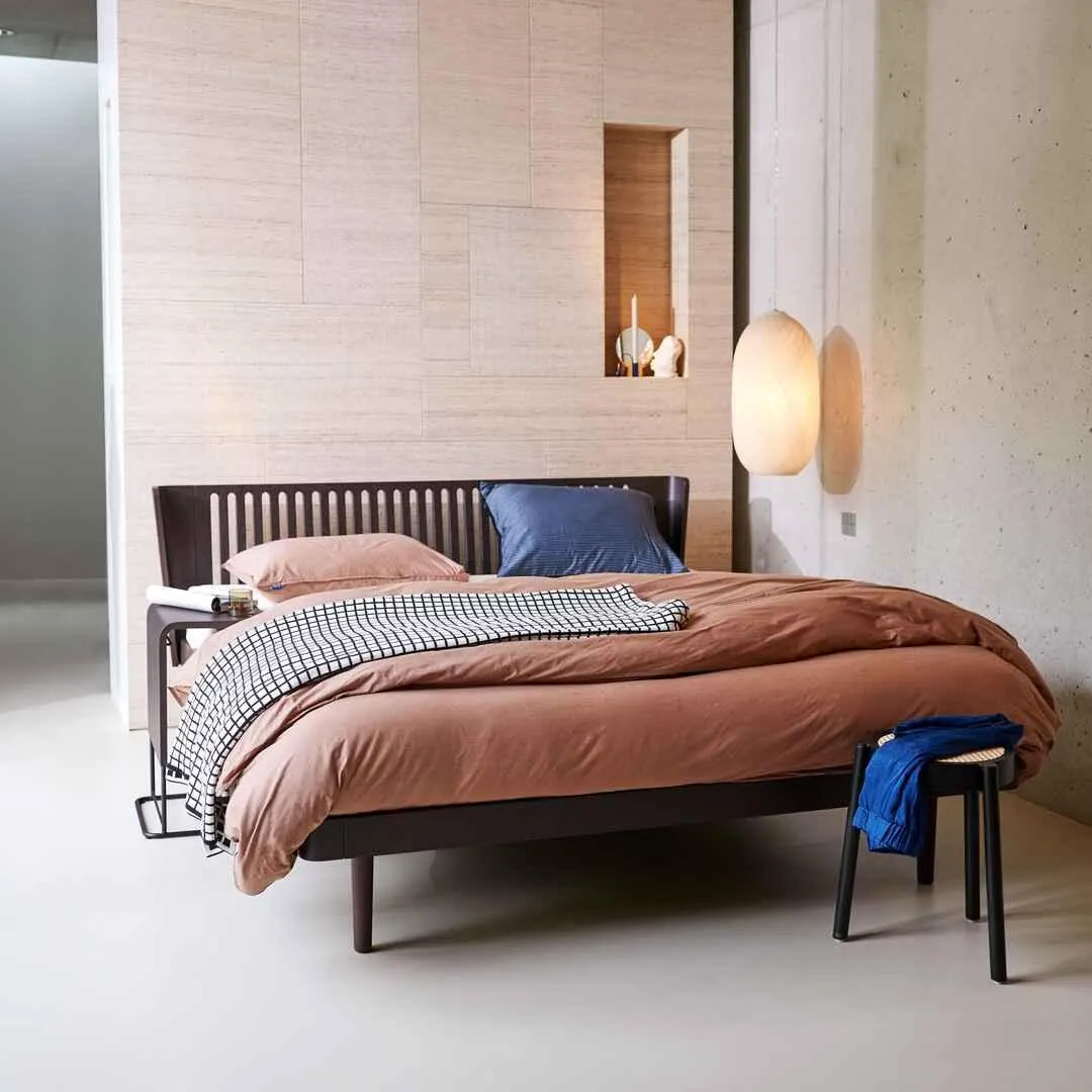 Noa Chocolate brown oak met opengewerkt hoofdbord en wielen