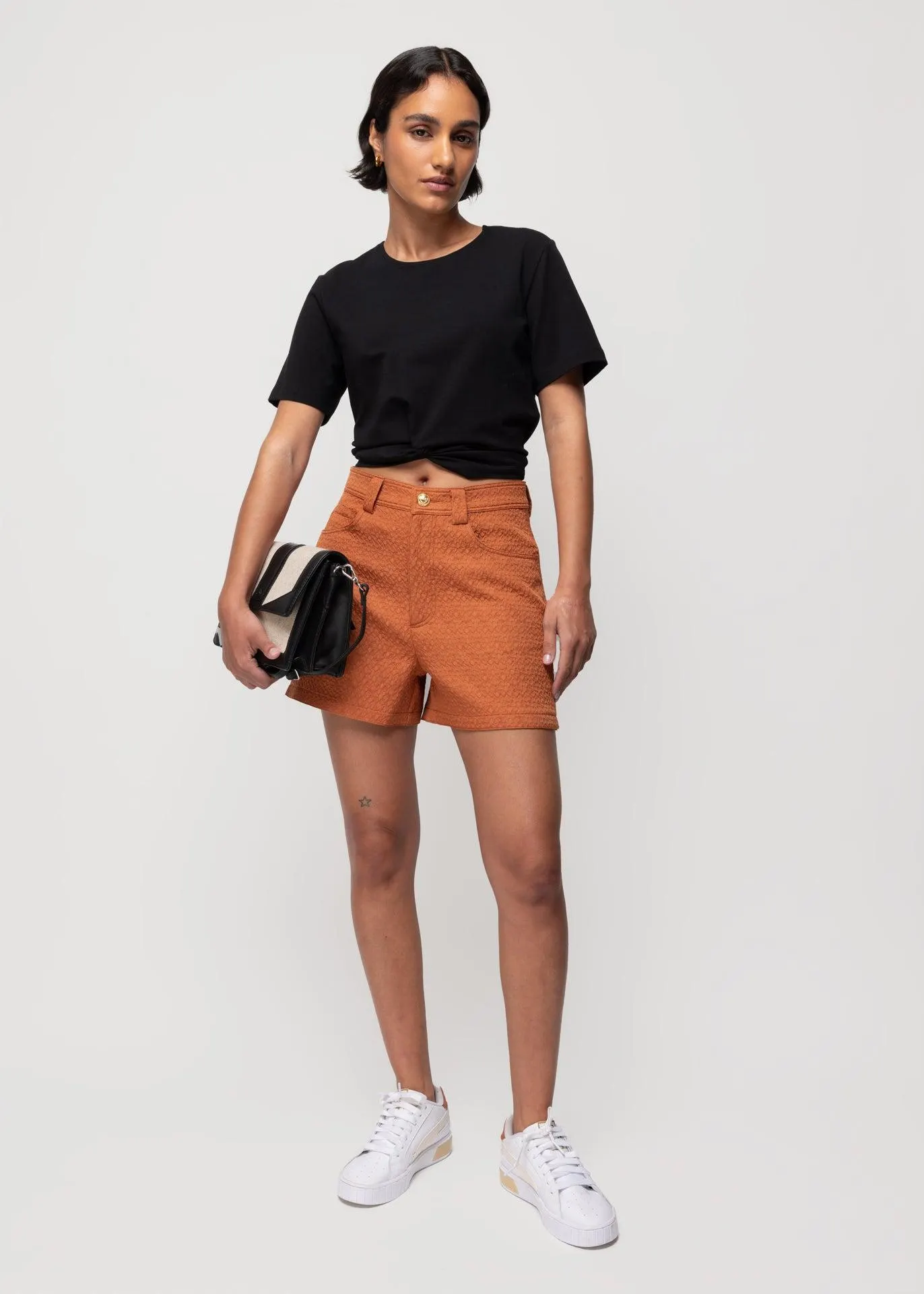Cropped shirt met knoopdetail