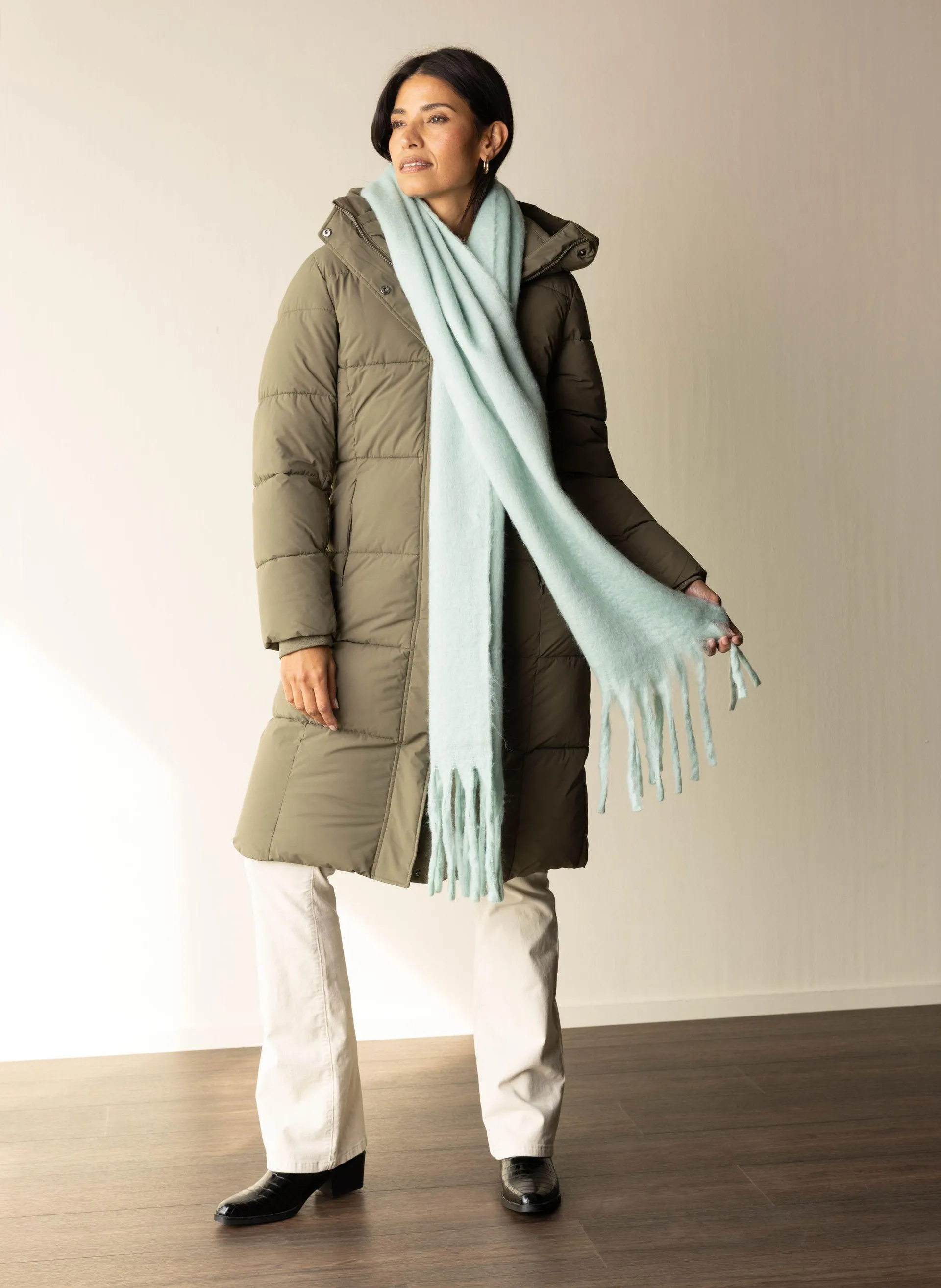 Mintkleurige gebreide sjaal met franjes
