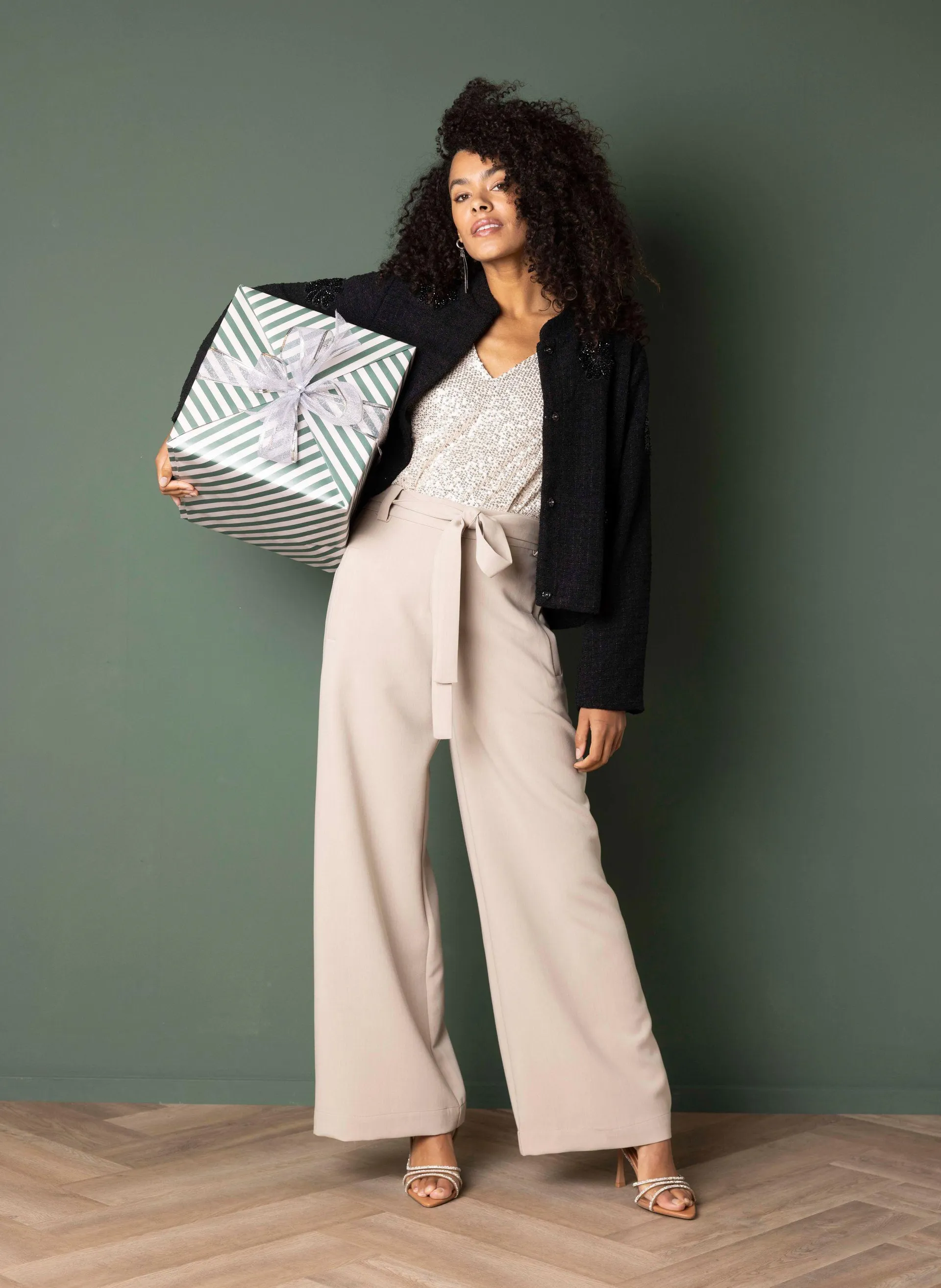 Zandkleurige wijde broek met ceintuur