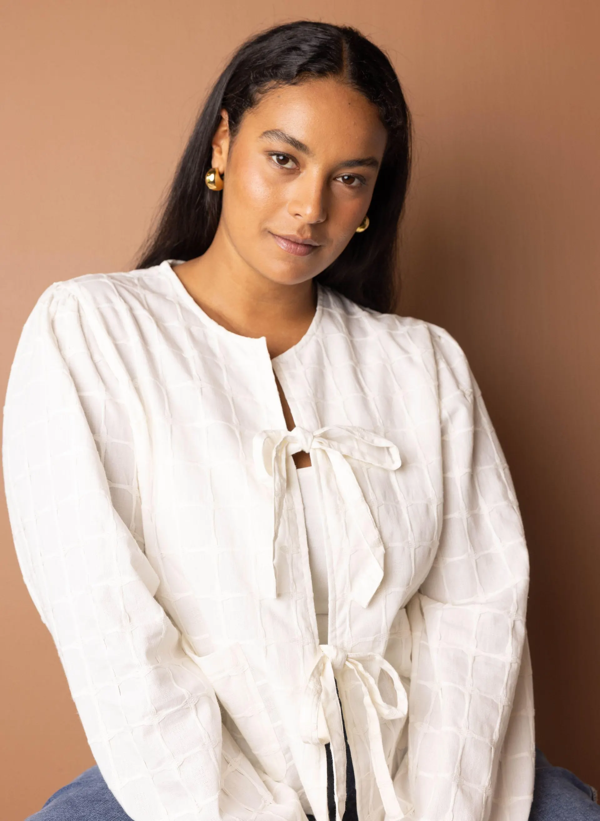 Off-white blouse met striksluiting