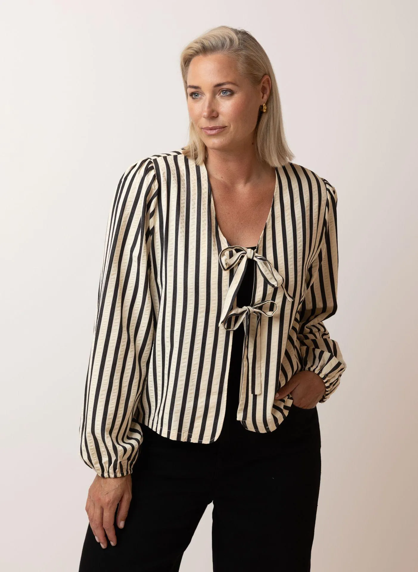 Gestreepte blouse met striksluiting