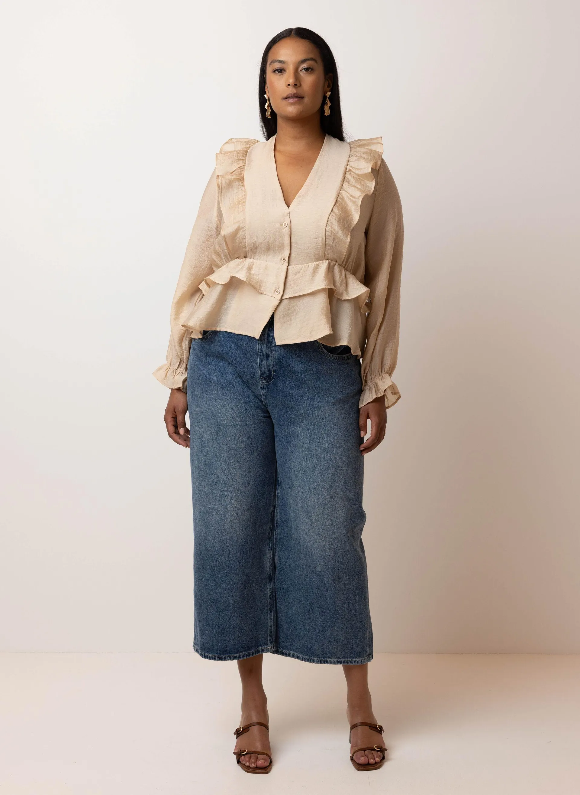 Zandkleurige blouse met volants