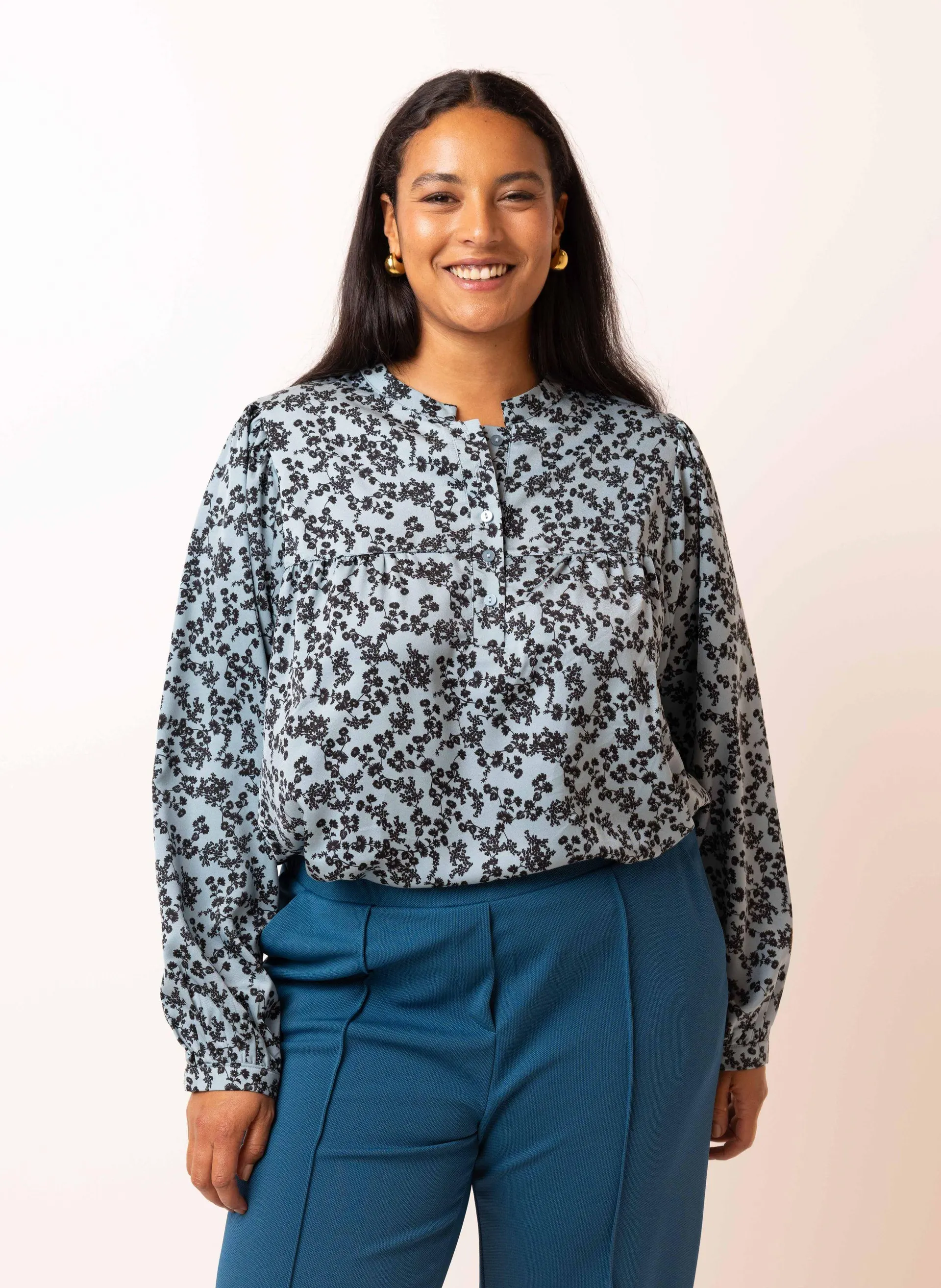 Lichtblauwe blouse met zwarte bloemen