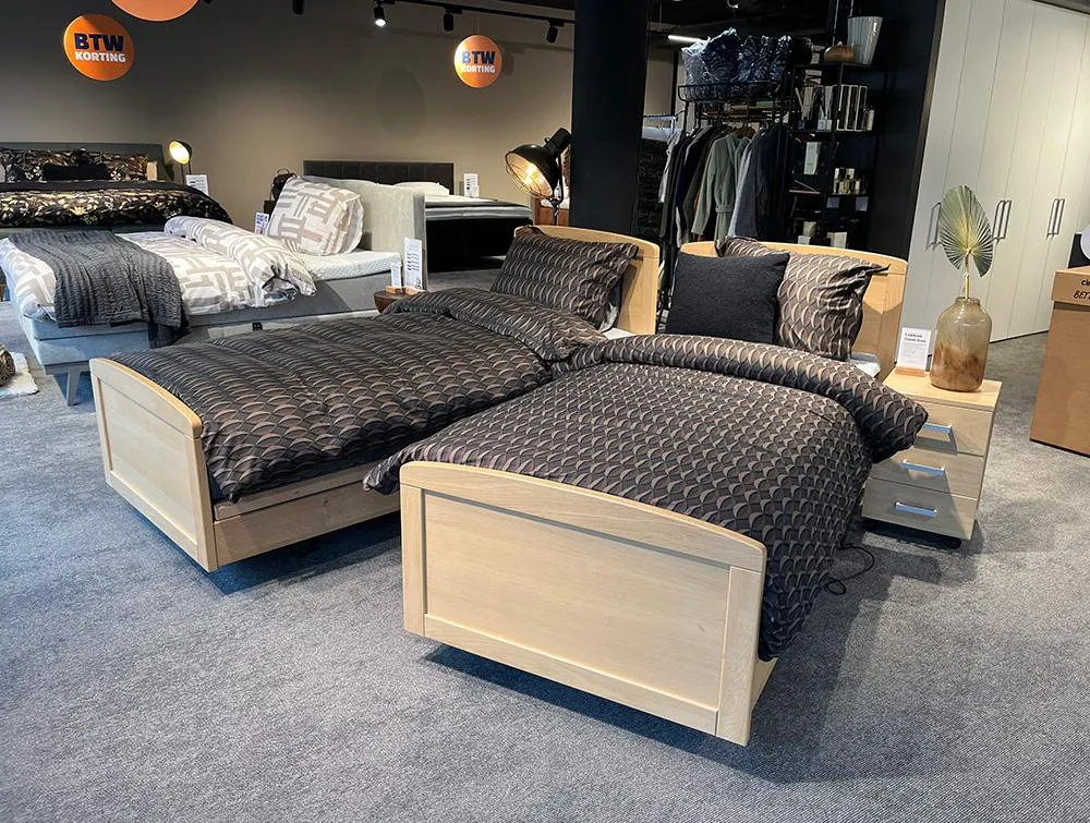 Daan ledikant deelbaar 180 x 200 incl. lattenbodems, matrassen en nachtkastjes (showroommodel)