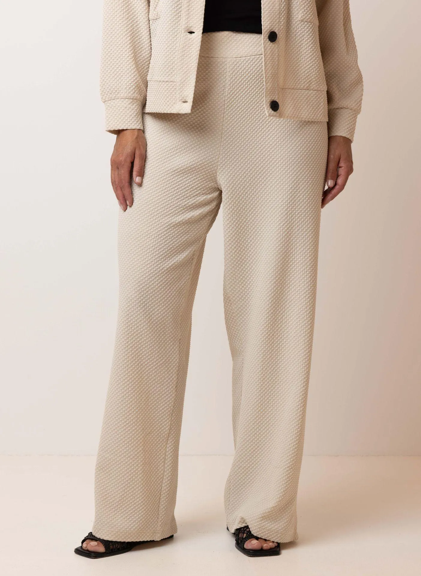 Zandkleurige wijde broek met structuur