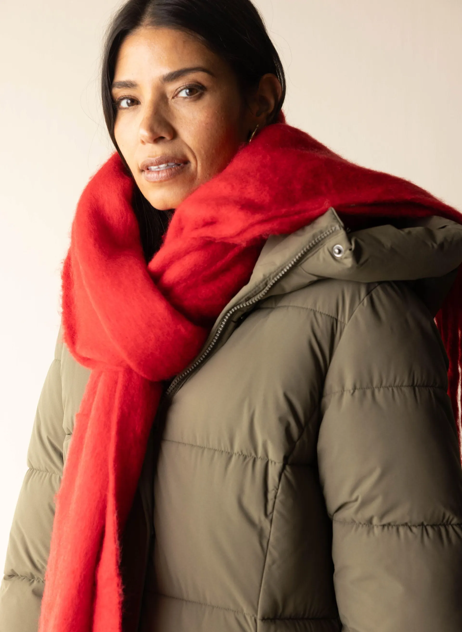 Rode gebreide sjaal met franjes