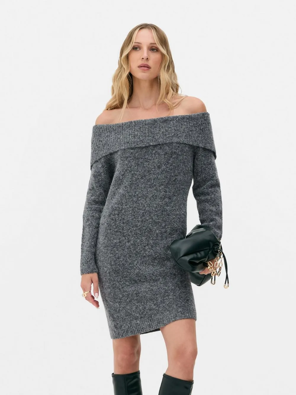 Svetrové šaty typu bardot s ohrnutým výstřihem Rita Ora