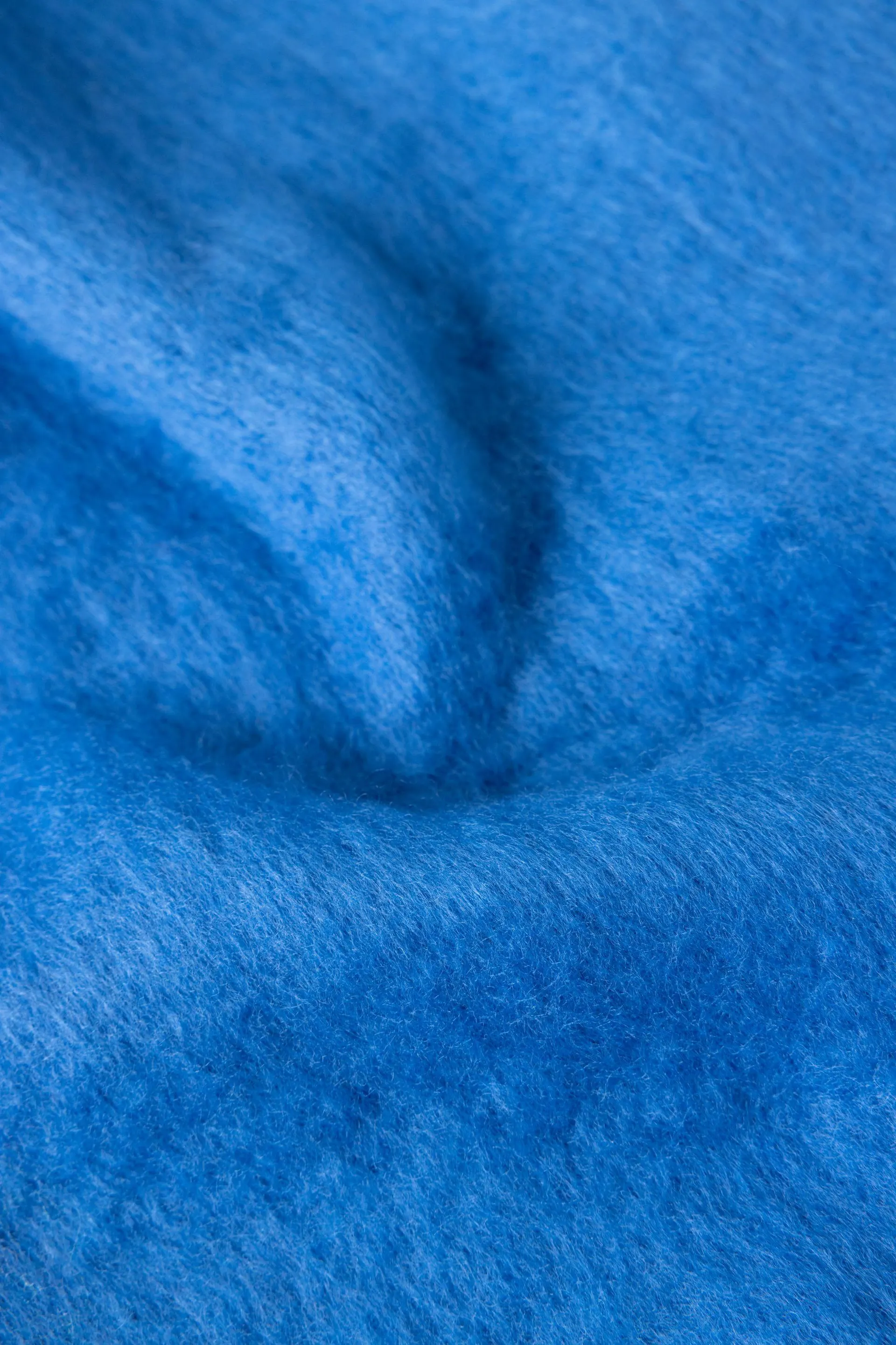 Kobaltblauwe gebreide sjaal met franjes