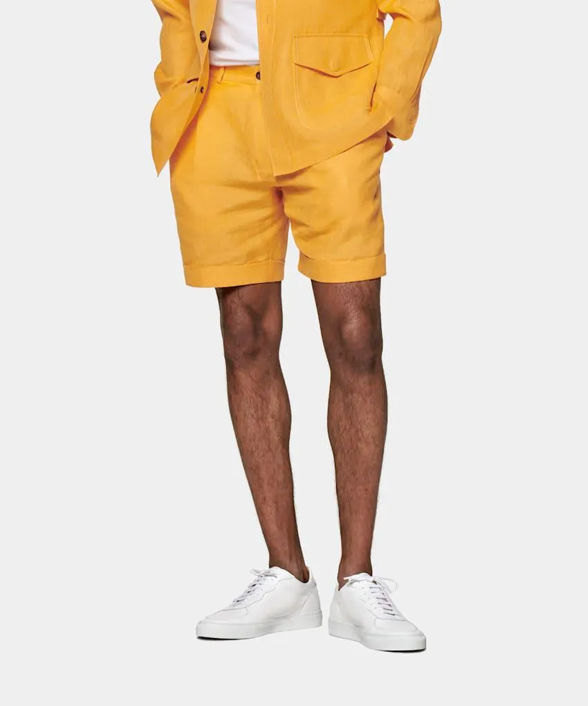 Bring the laid-back summer vibes with the double-pleated Bosa shorts—cut slim with a mid-rise waist & cuffed hem, they're the perfect mix of relaxed fit & elevated detail.