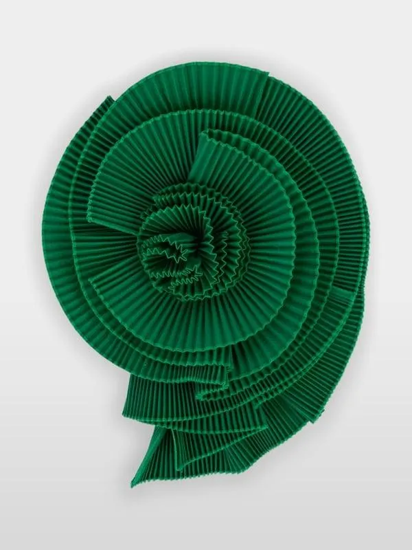 Geplisseerde broche in bloemvorm