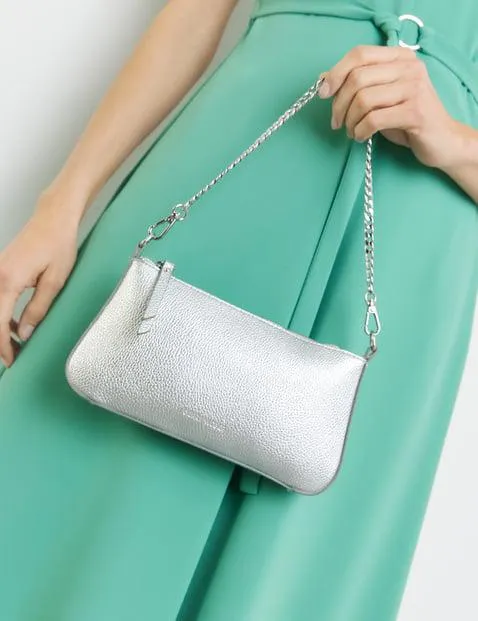 Clutch met metaillic effect en mooie schouderketting