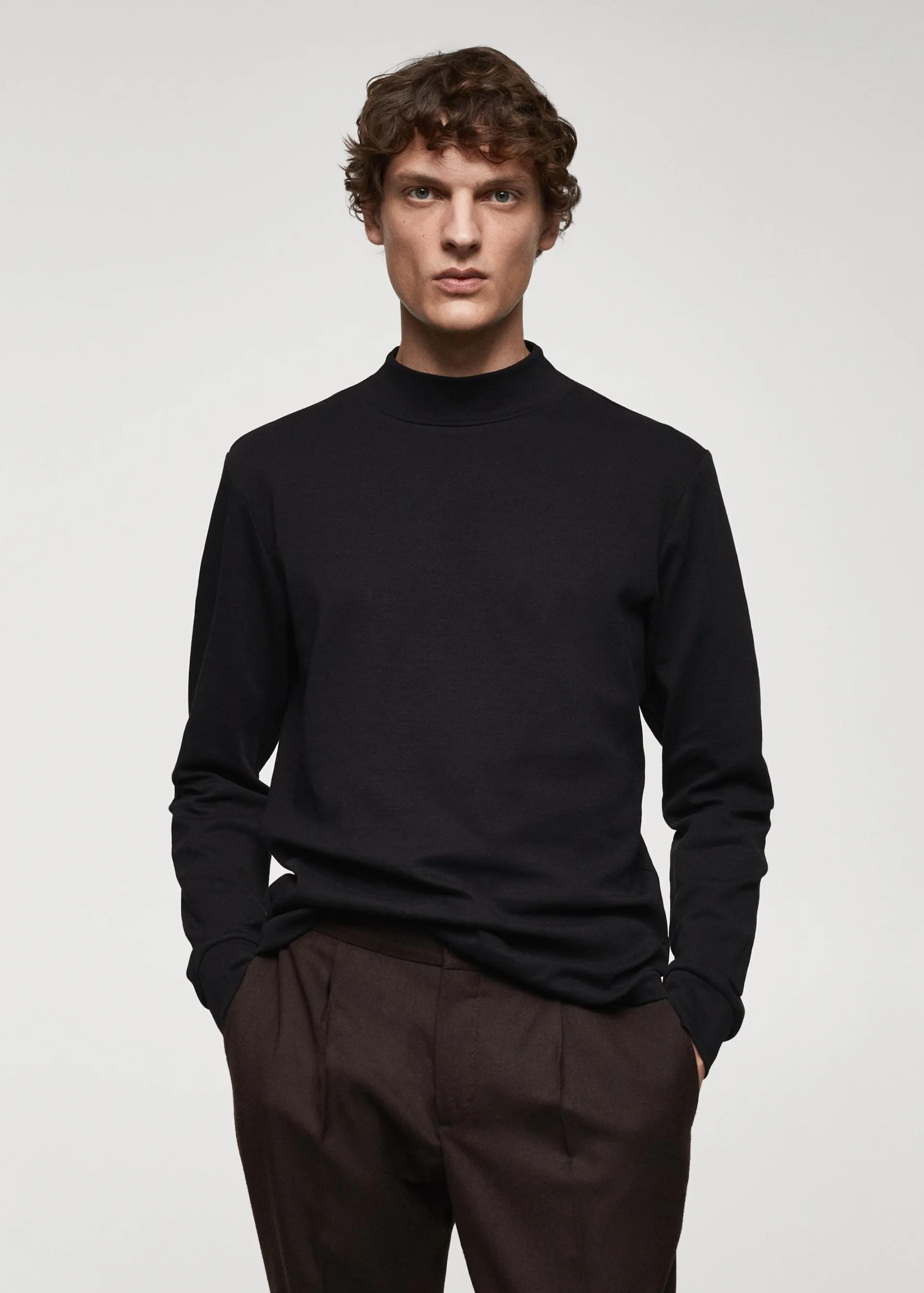 Hosszú ujjú, magasított nyakú felső