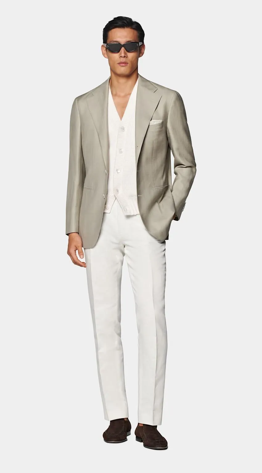 With roomier tailoring, a natural shoulder and accents like a wide, slightly concave lapel, this light green herringbone blazer brings a blend of relaxed appeal with elevated details.