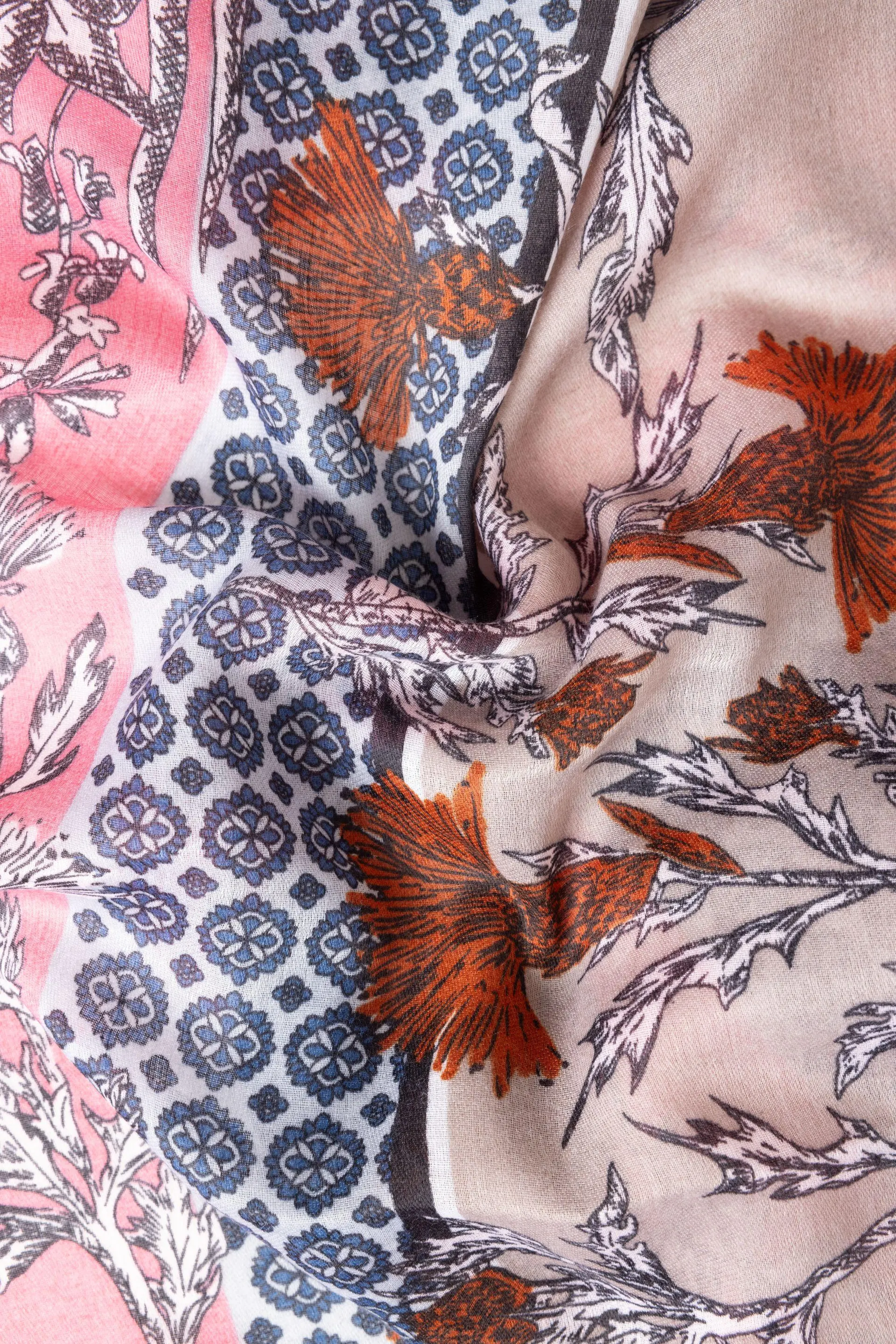 Roze sjaal met bloemenprint