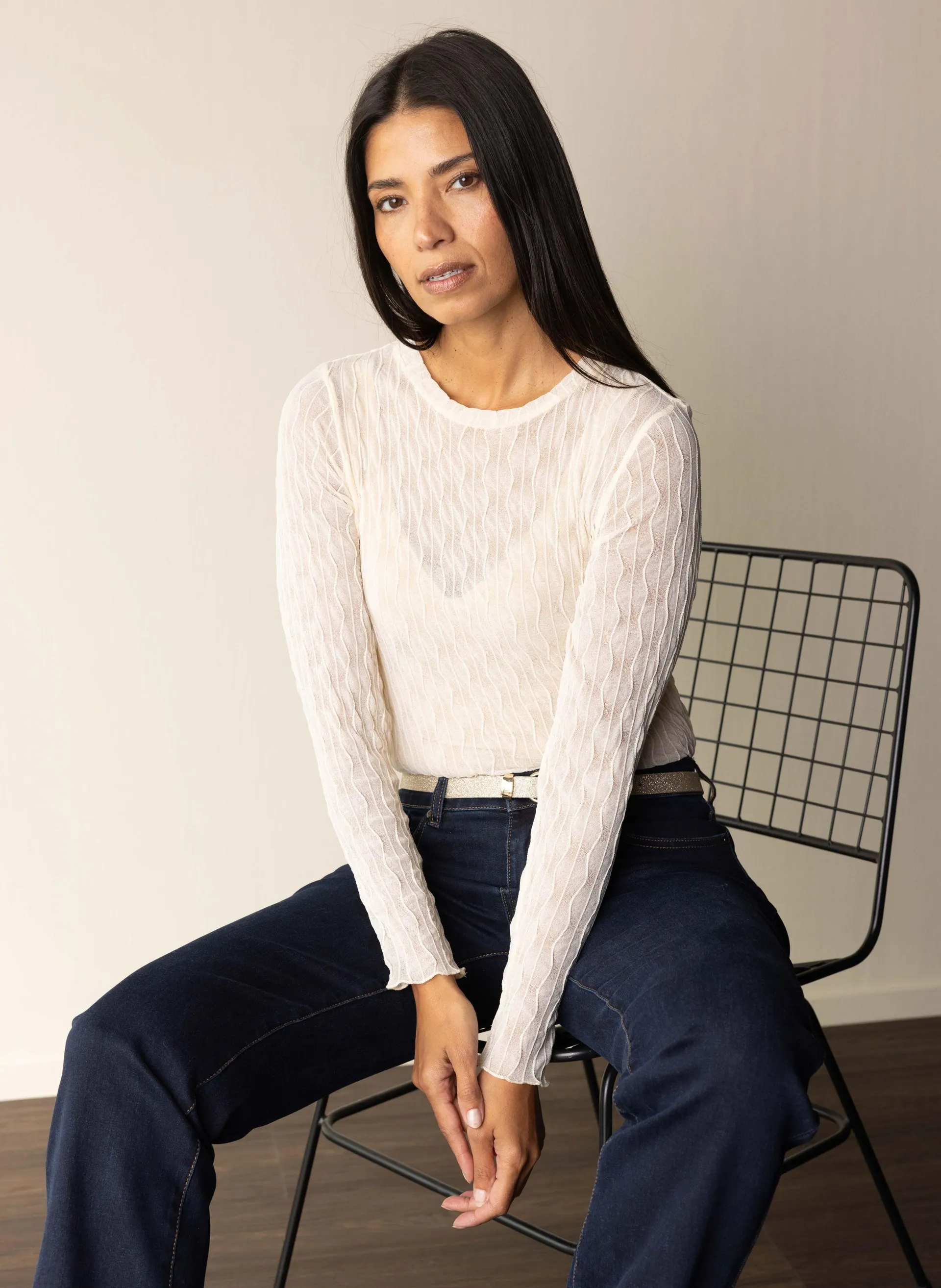 Ecru meshtop met golvende structuur