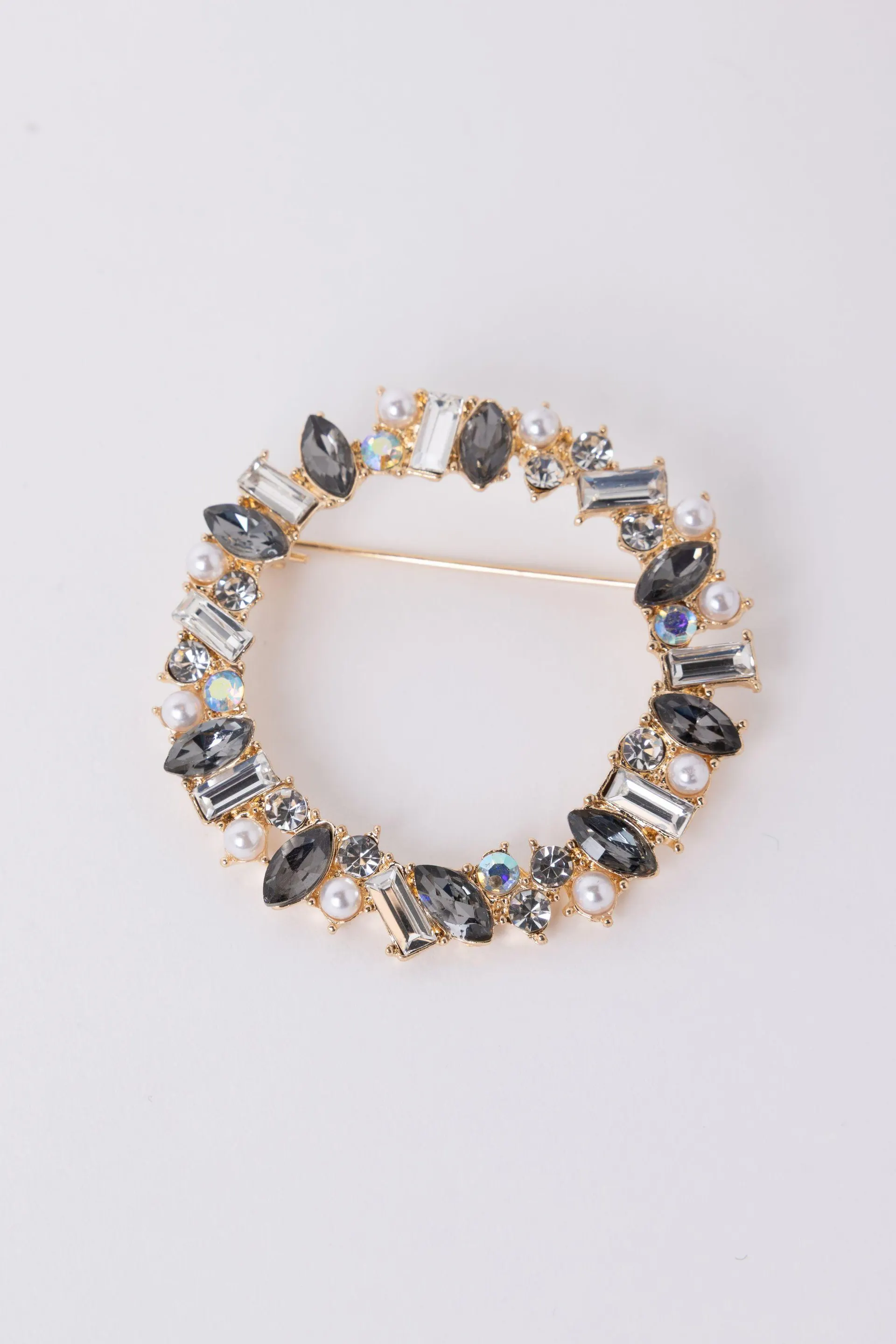 Ronde broche met steentjes en imitatieparels