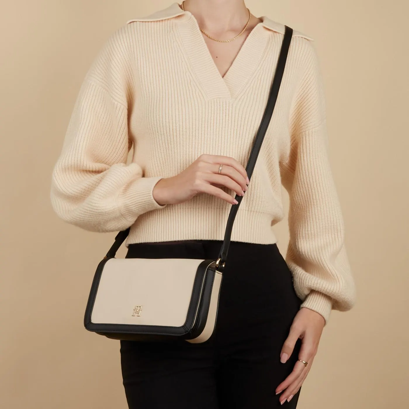 Essential Witte Crossbody Tas AW0AW157090F4