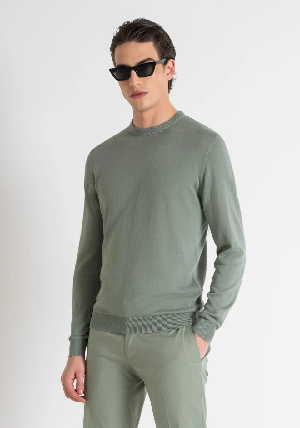SLIM FIT SWEATSHIRT IN SOLID-COLOUR SLUB EFFECT BLEND YARN