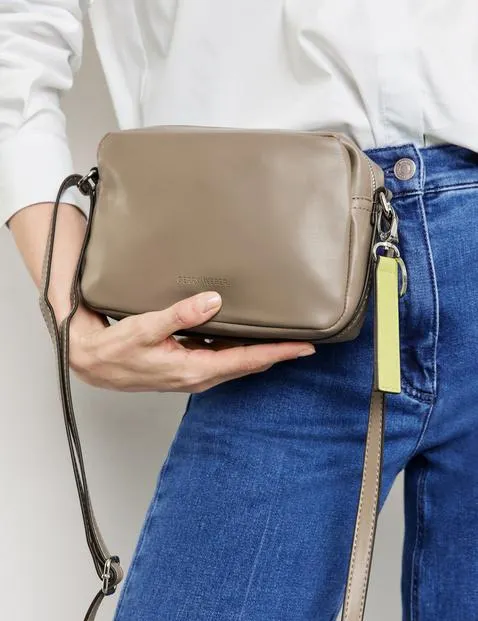 Kleine schoudertas met sierhanger