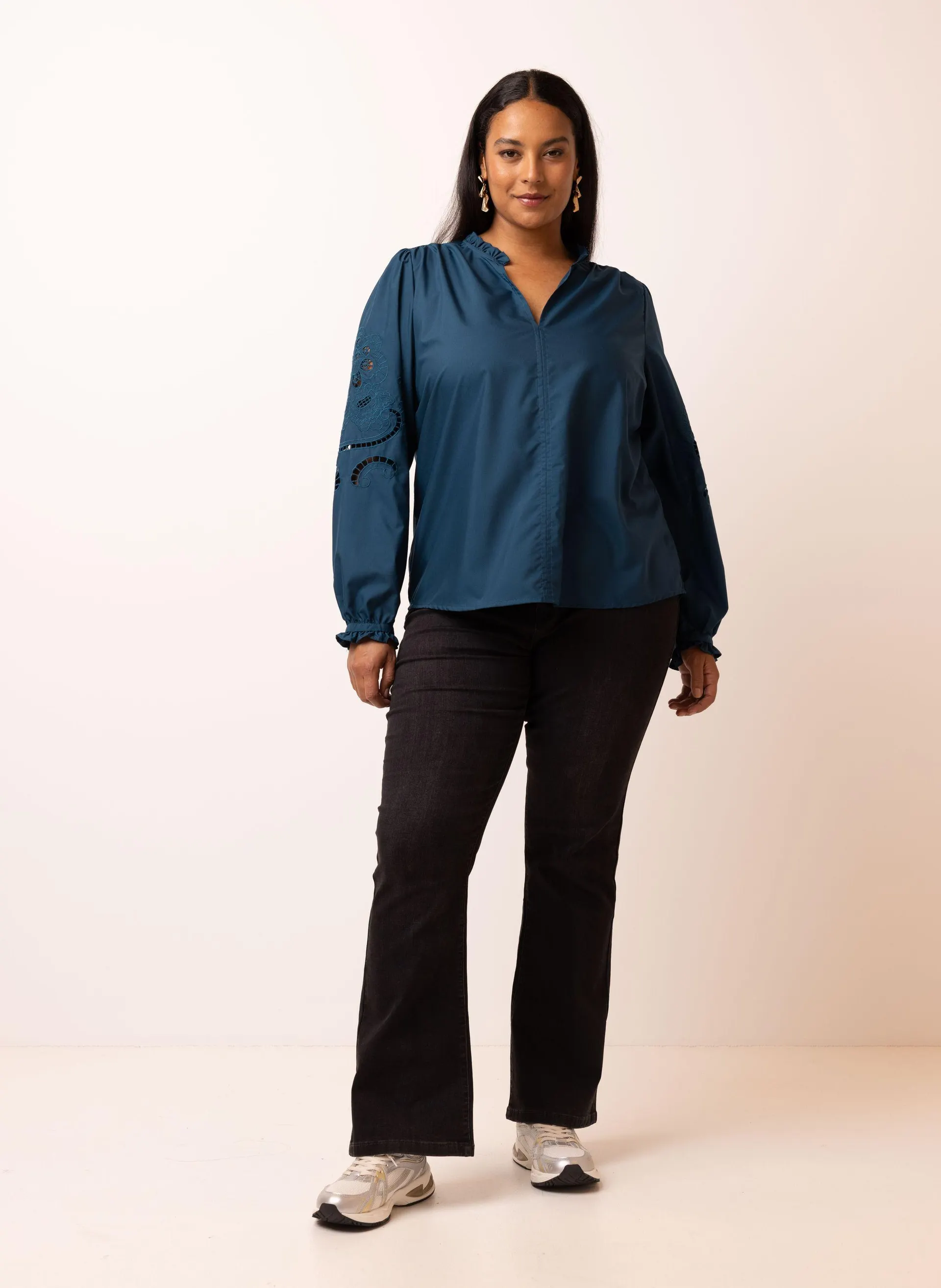Blauwe blouse met borduursels