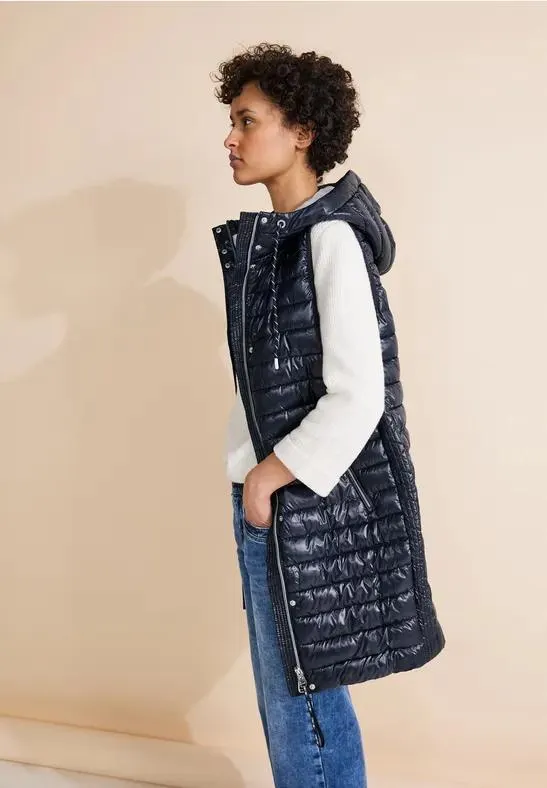 Lange gewatteerde bodywarmer met capuchon