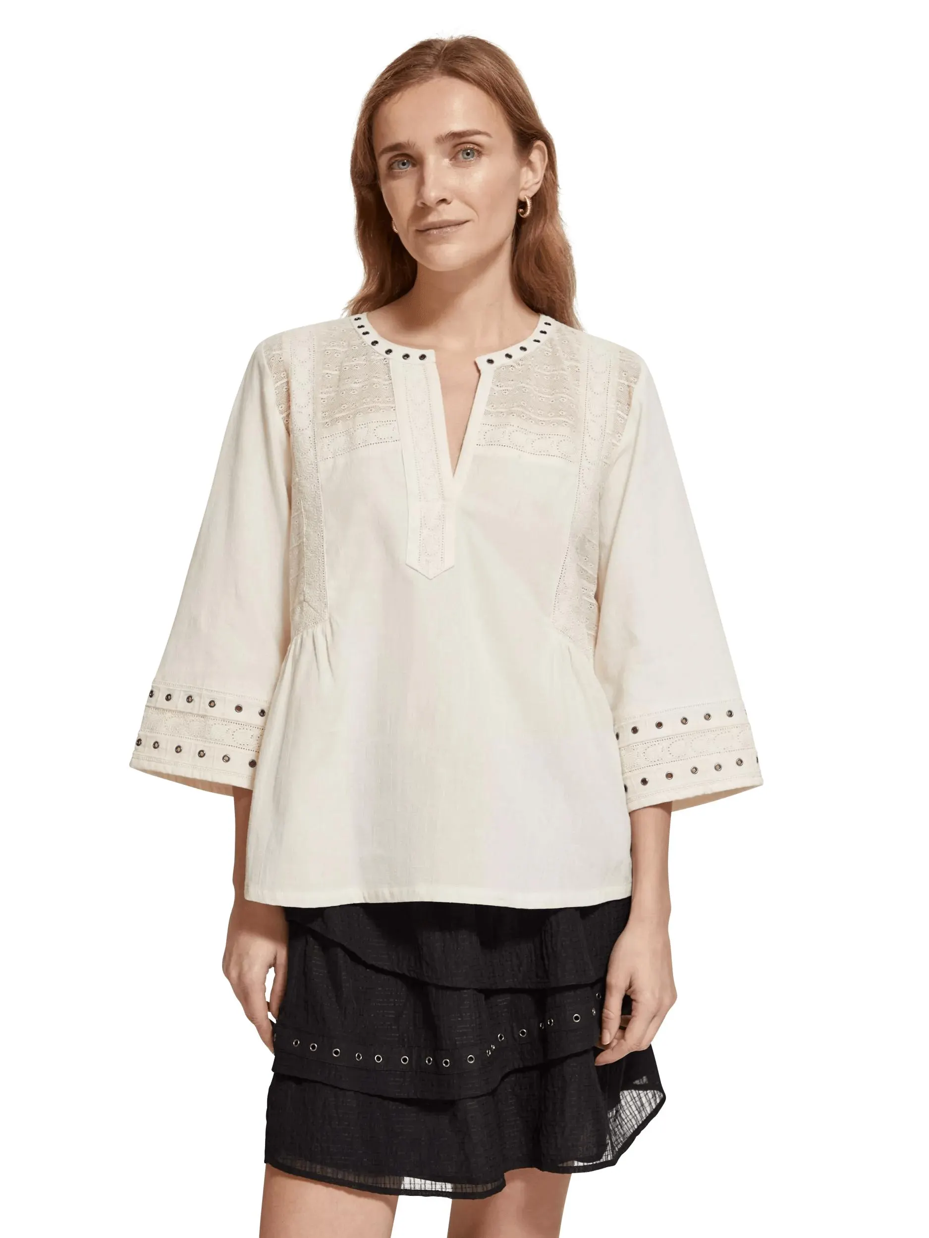 Blouse met V-hals en oogjes