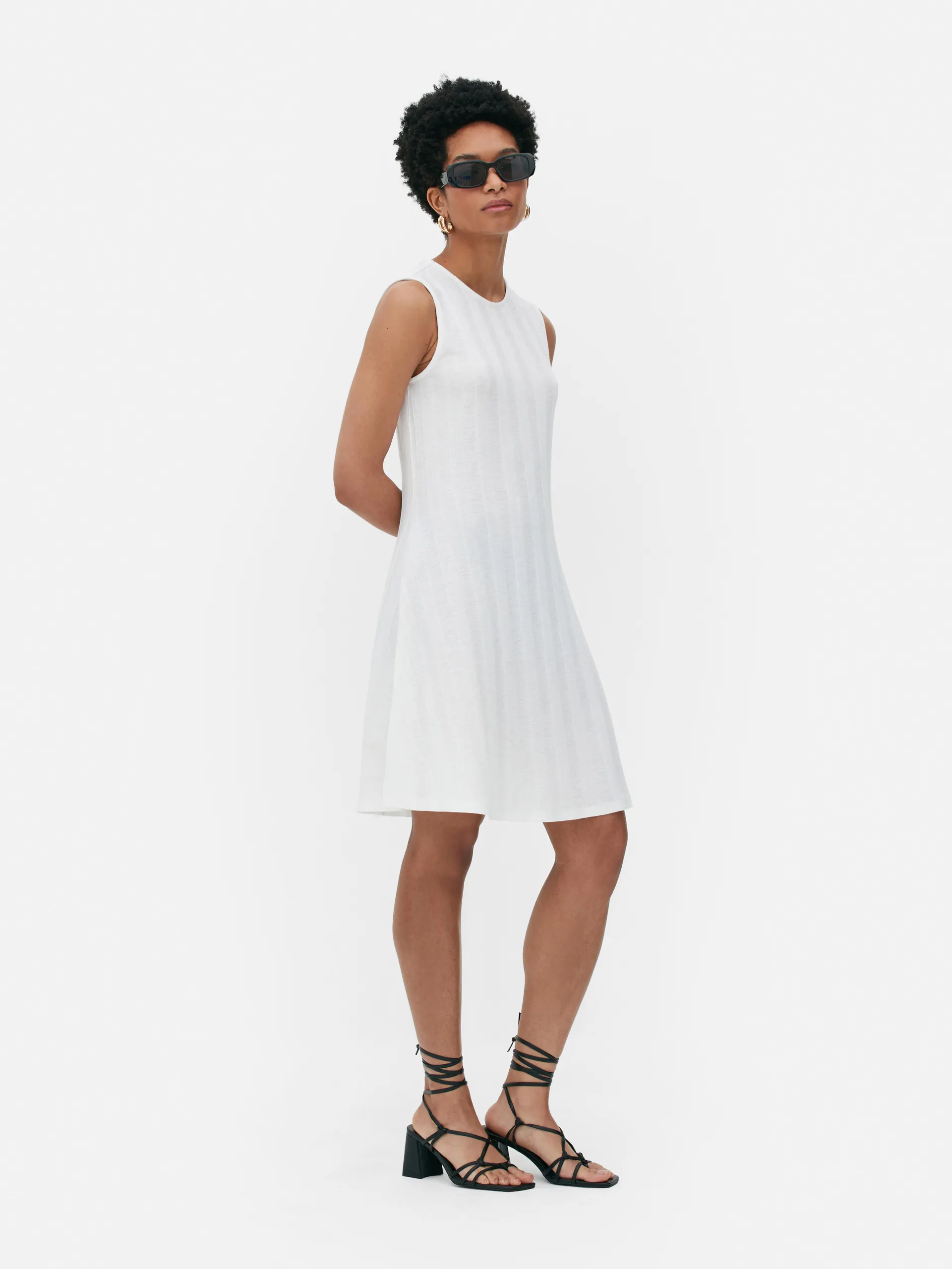 Vestido corto acanalado sin mangas