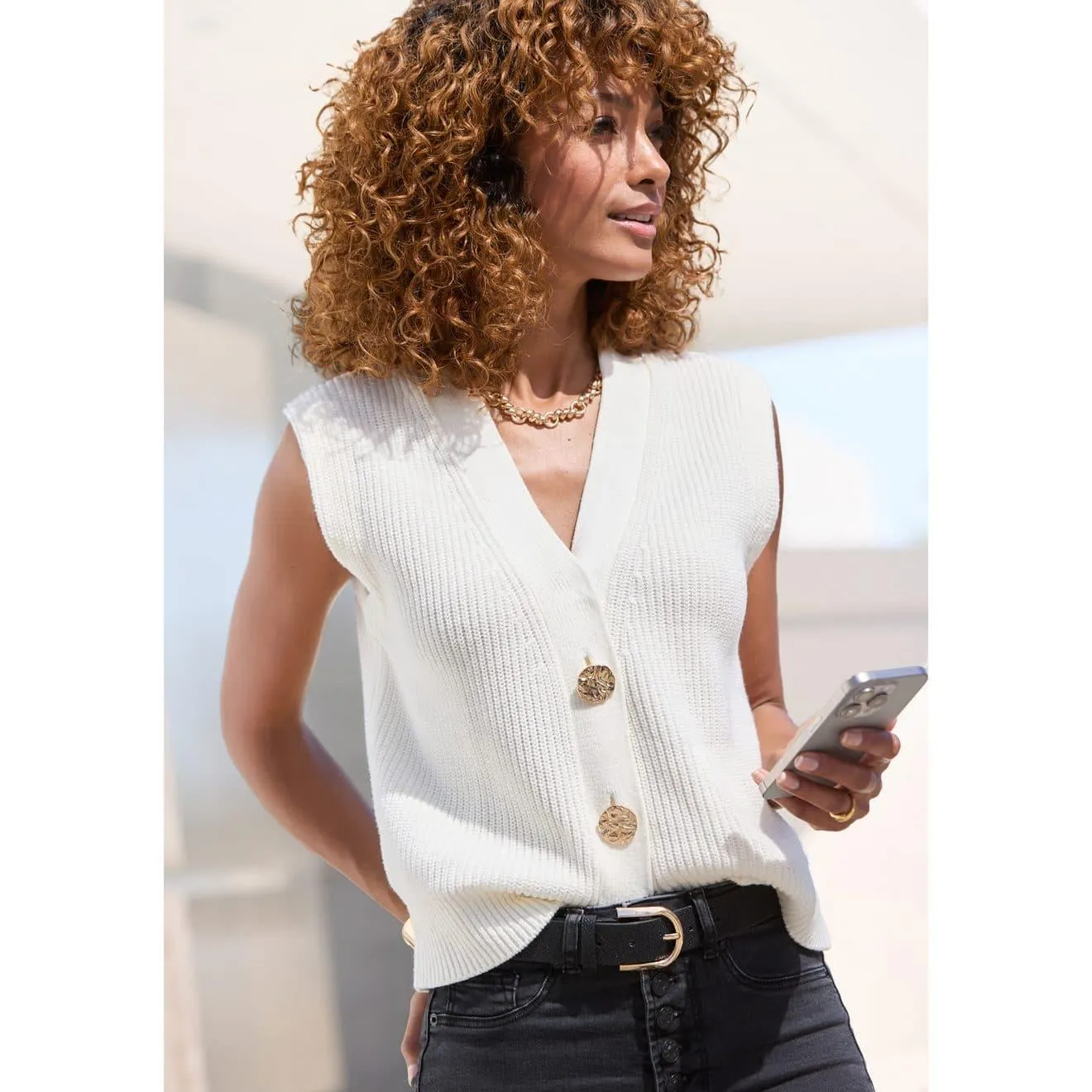 Lascana Mouwloos vest AMIRA met goudkleurige knopen, pullunder, modieus