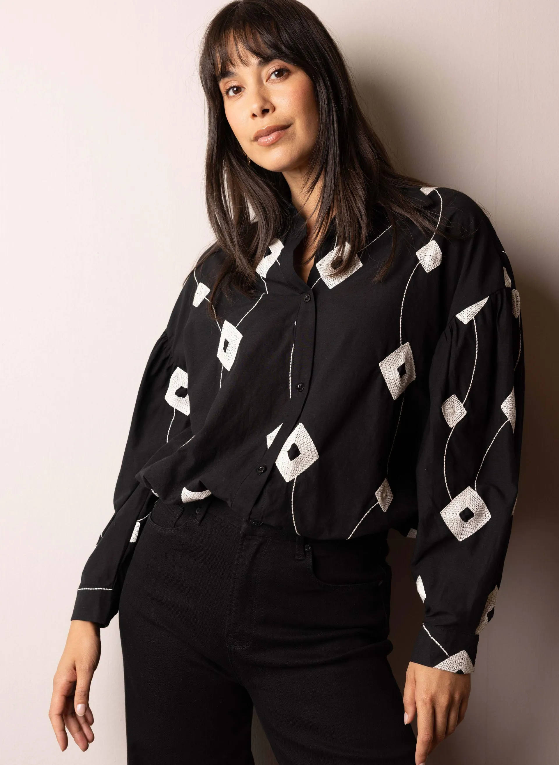 Zwarte blouse met witte borduursels