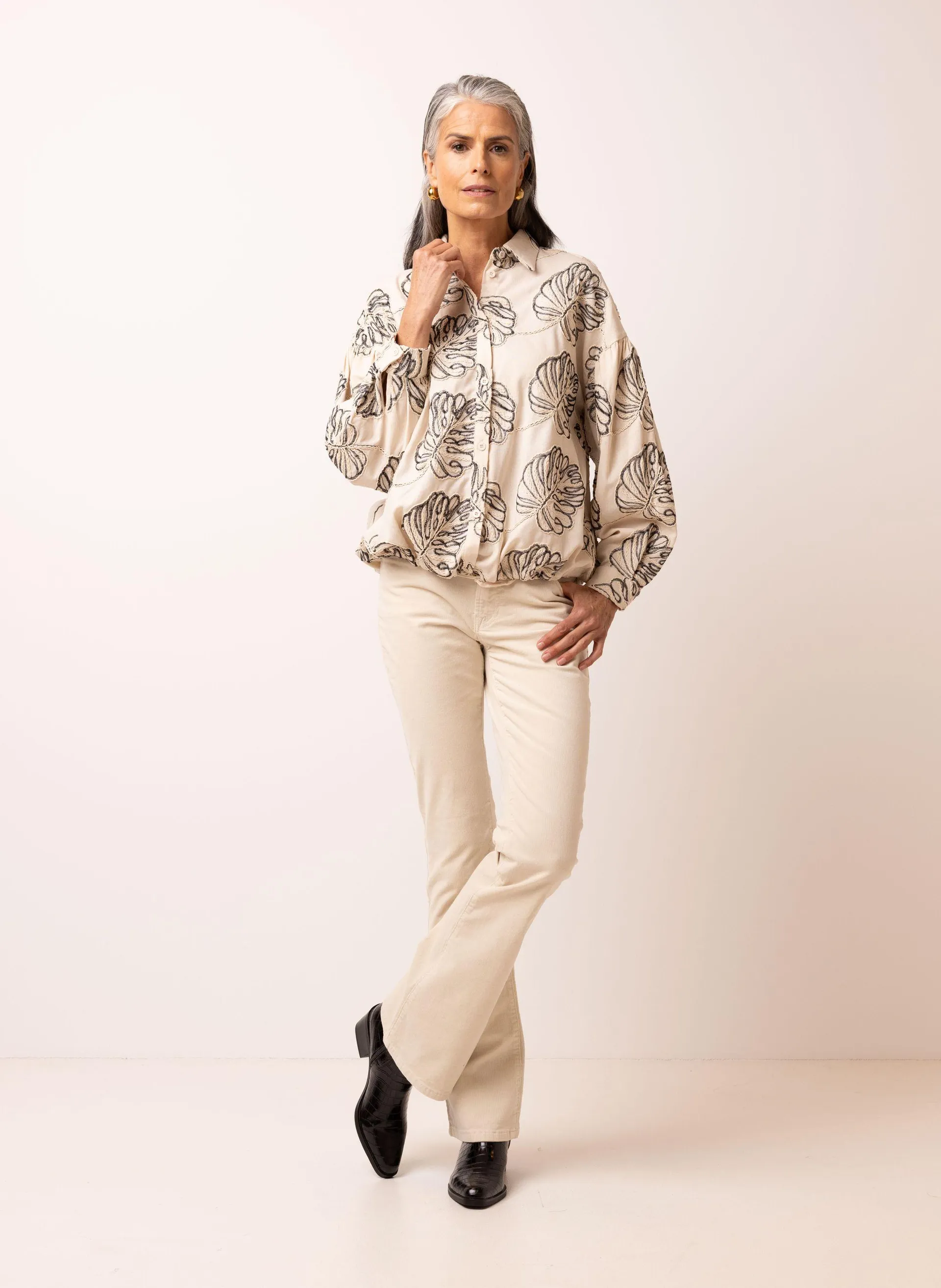 Ecru blouse met bladprint en trekkoord