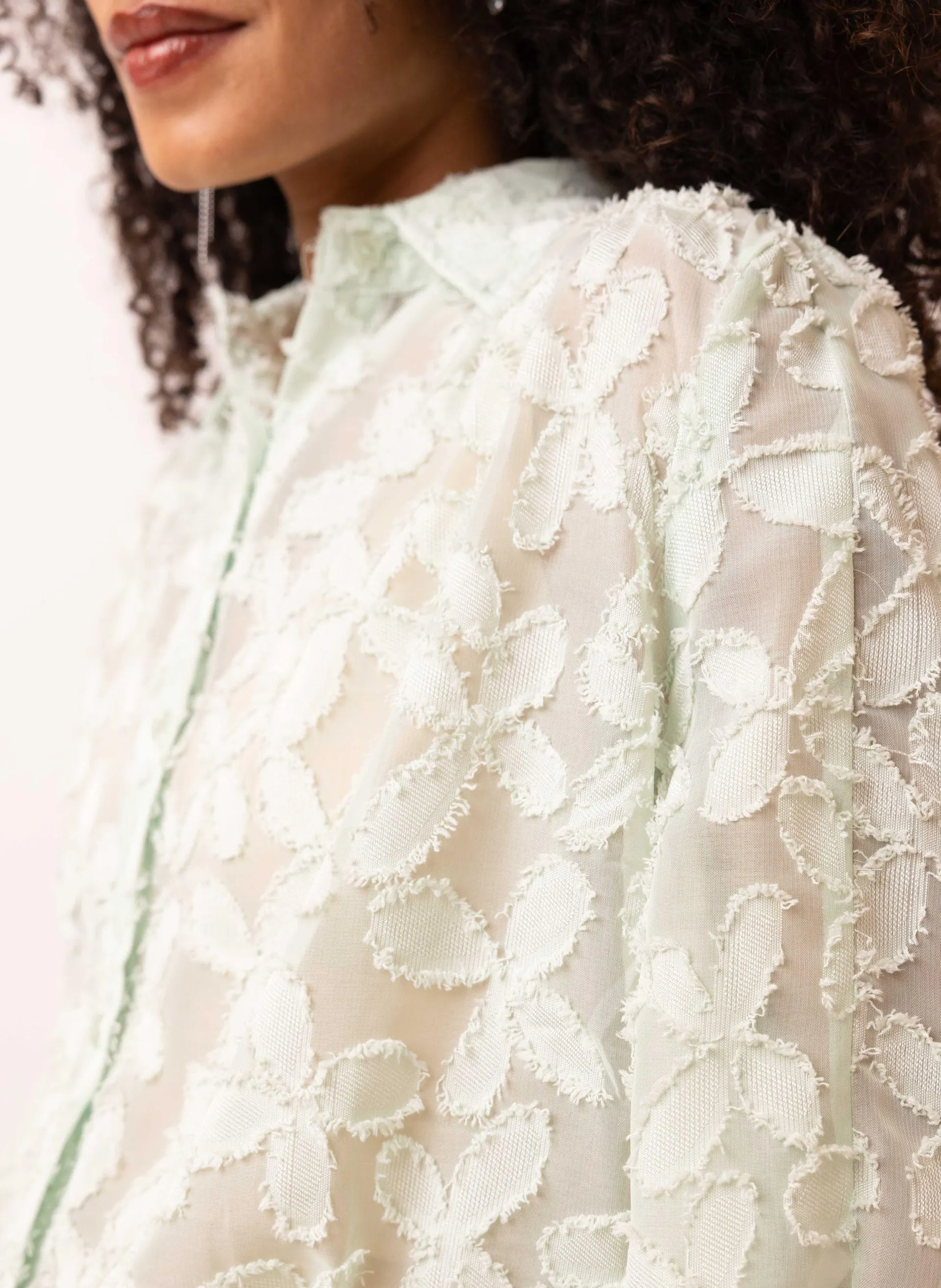 Mintkleurige blouse met bloemen