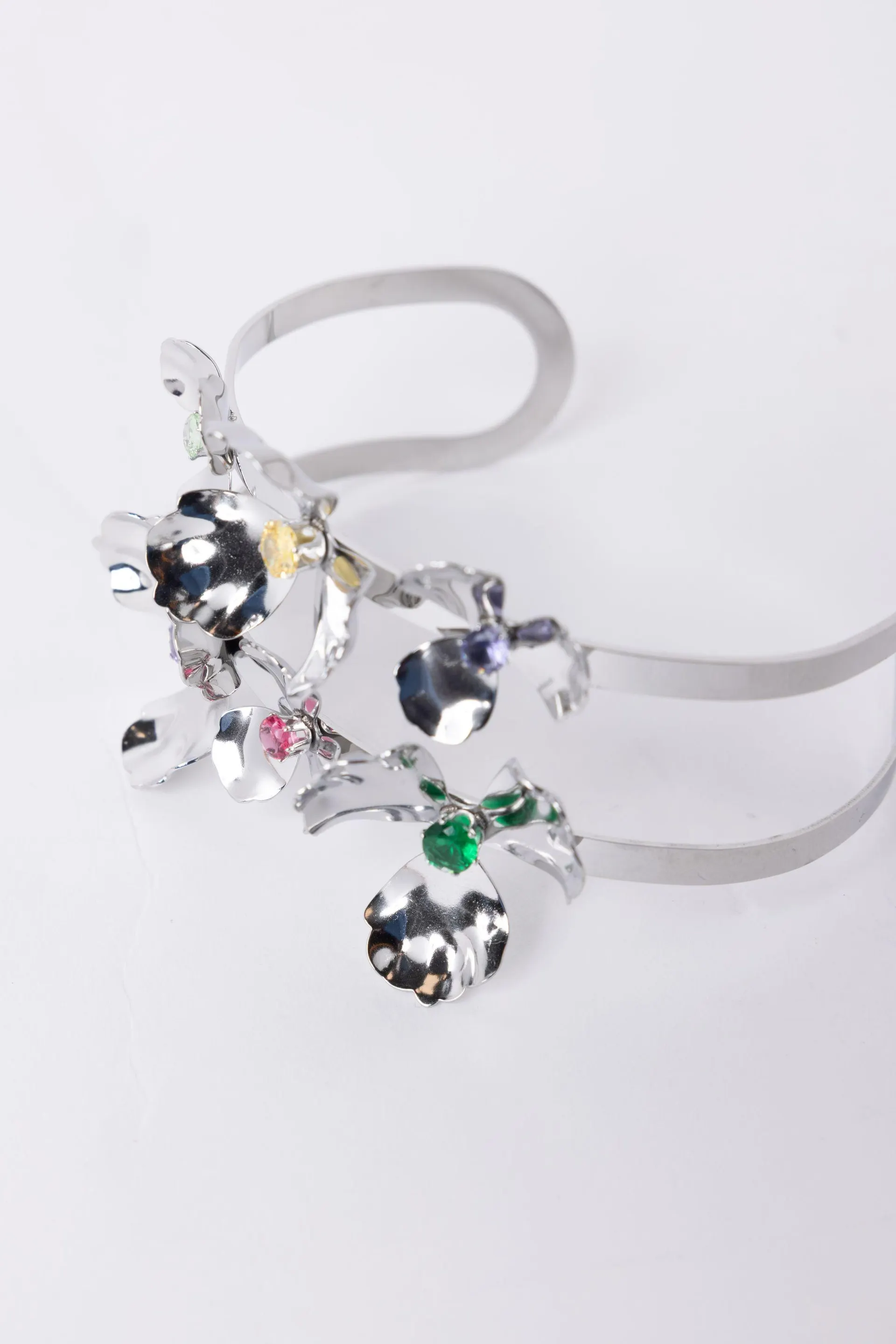 Zilverkleurige armband met gekleurde bloemen