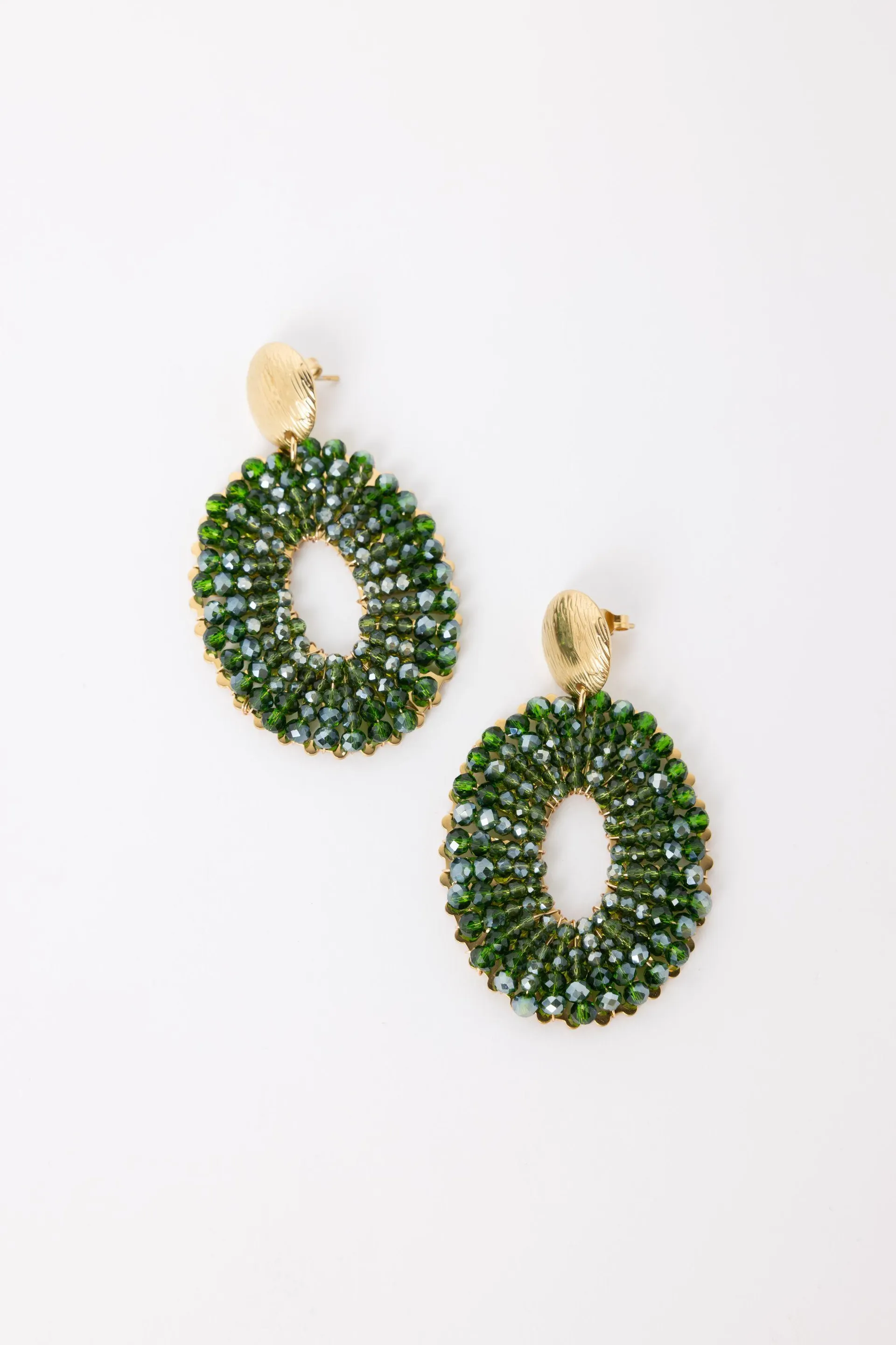 Goudkleurige oorbellen met groene kralen