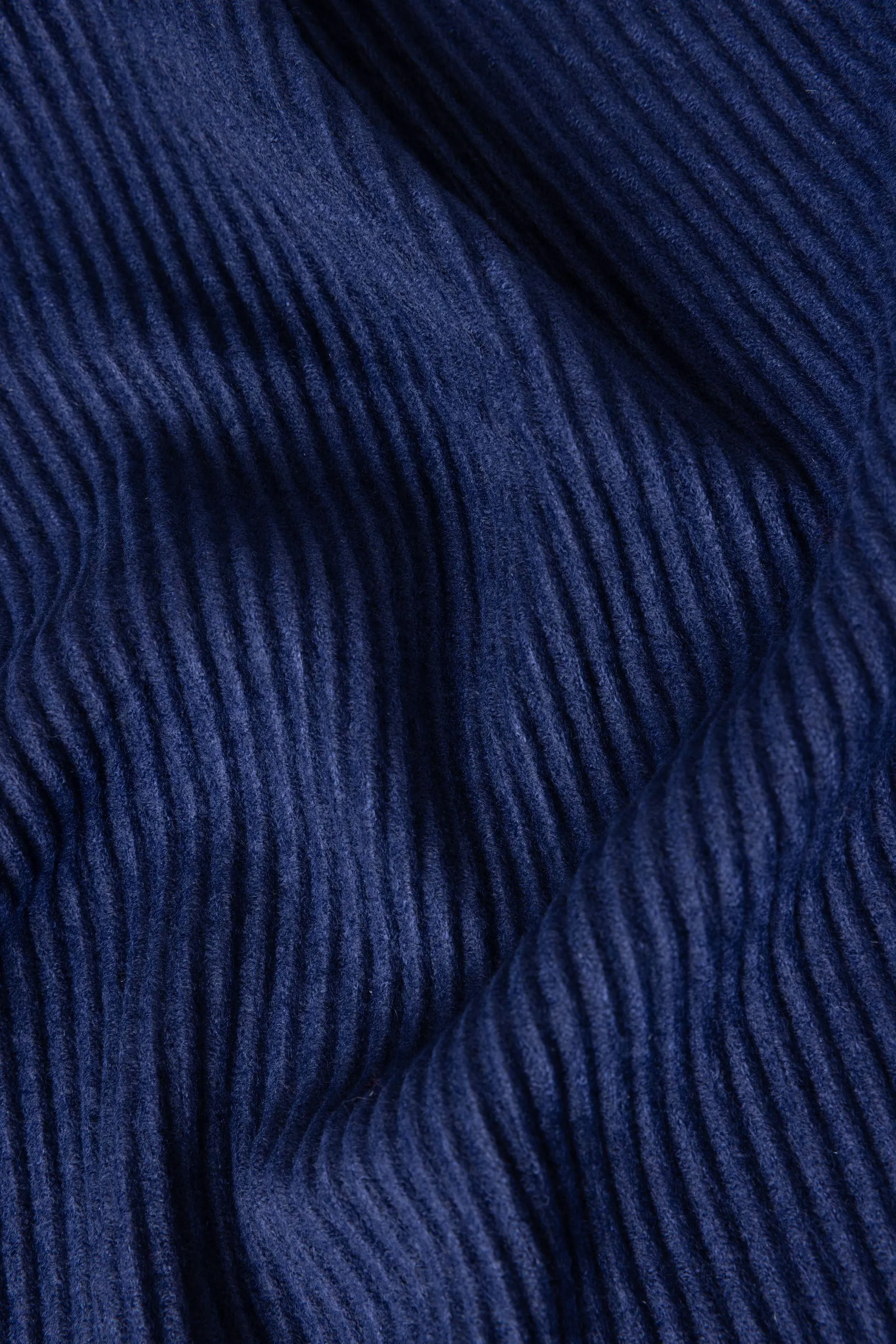 Donkerblauwe gebreide sjaal met geribde structuur en franjes