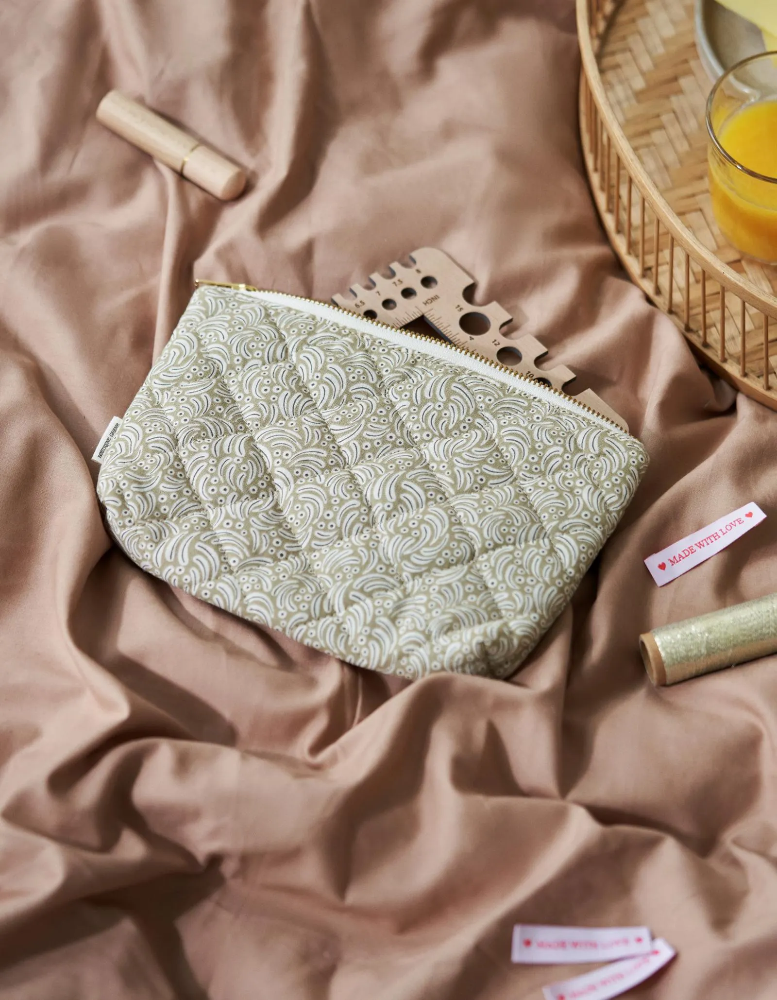 Biologisch katoen/polyester. 24 x 14 x 4 cm.