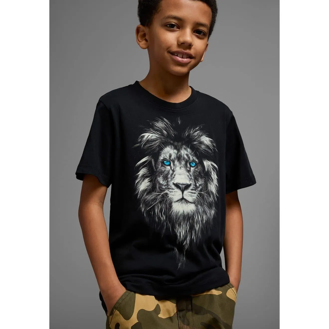 KIDSWORLD T-shirt Met leeuwenprint: LION WITH BLUE EYES Korte mouwen, basic pasvorm, met trendy print, ronde hals