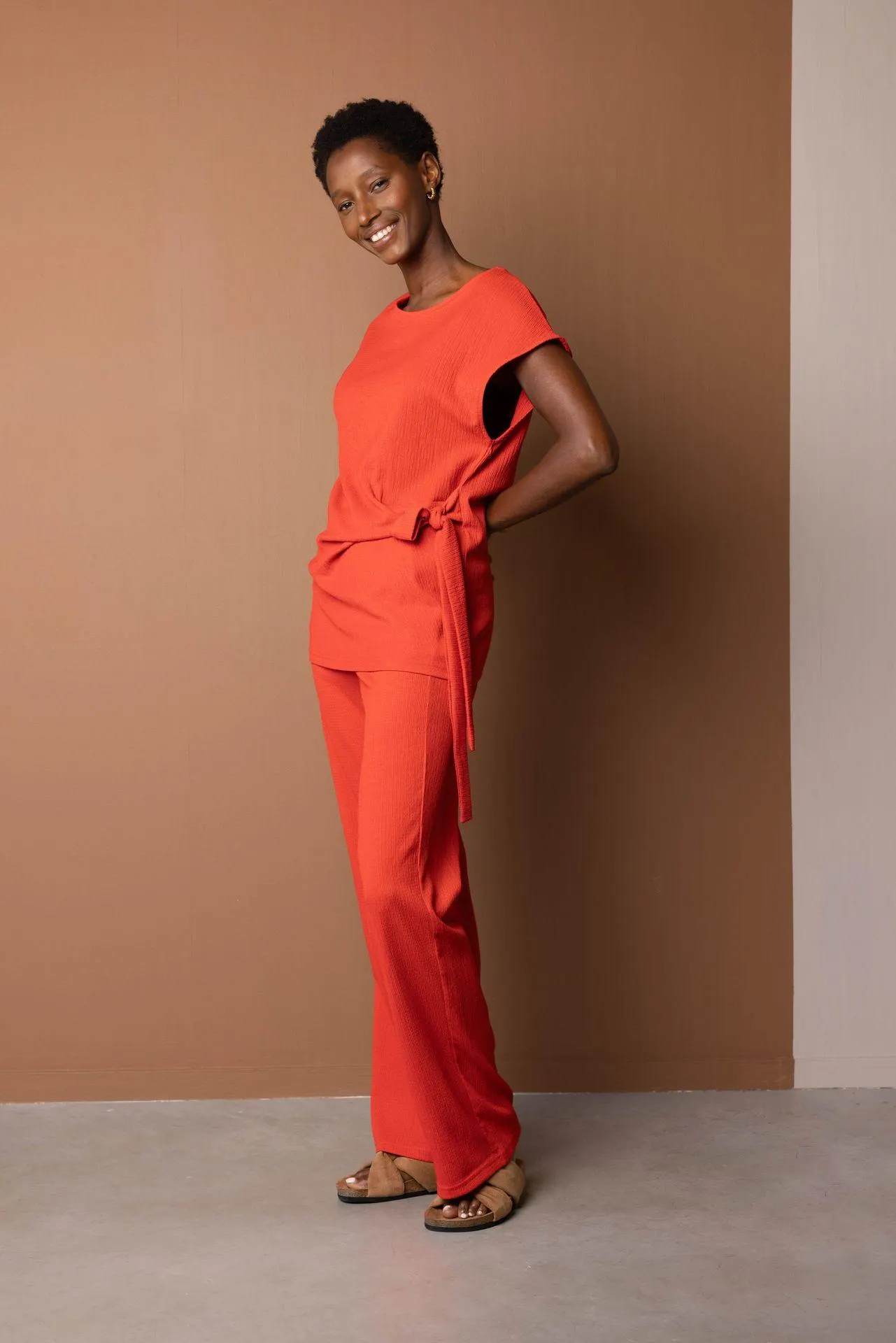 Rode wijde broek met elastische tailleband