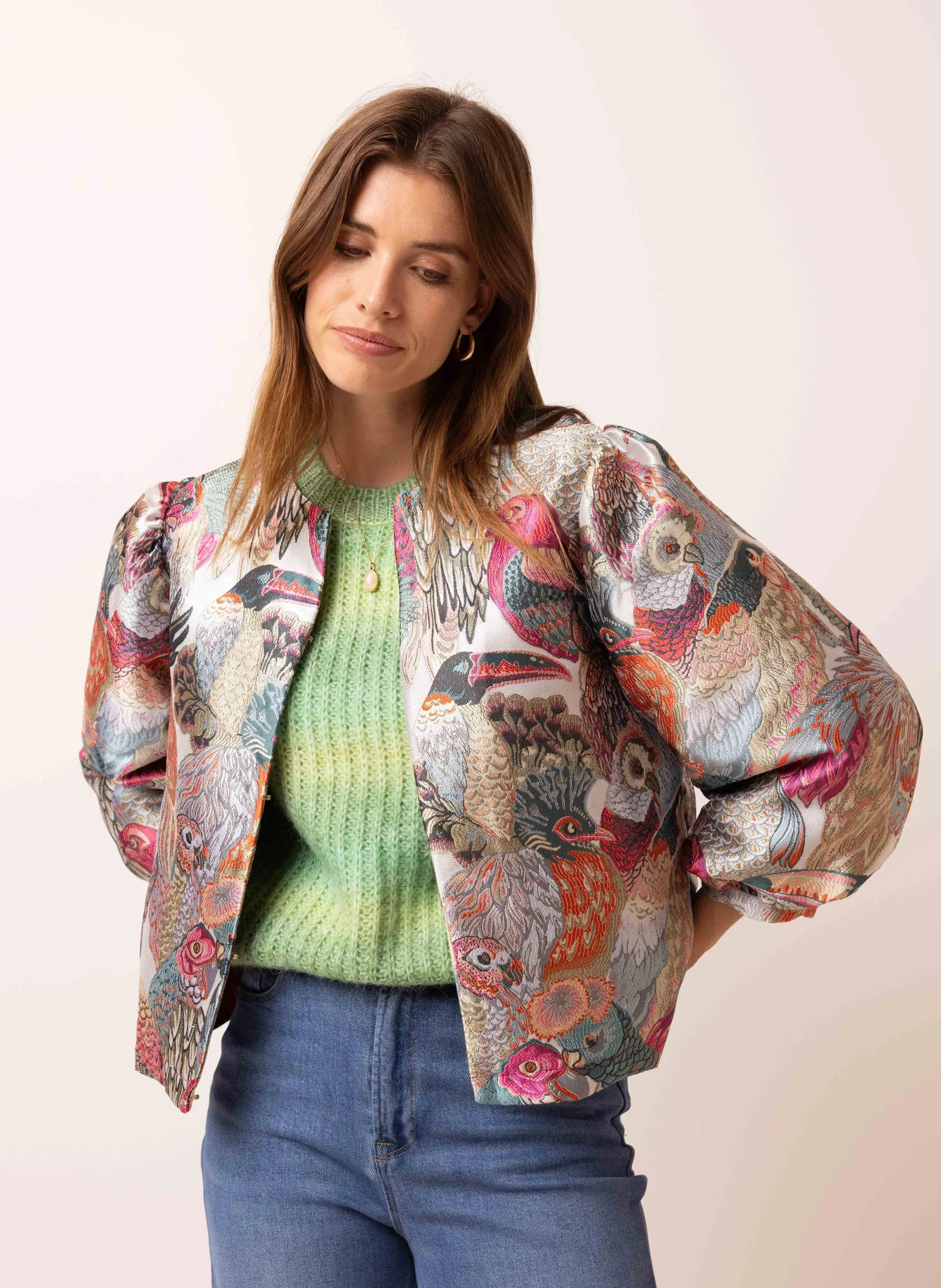 Glanzend jasje met vogelprint