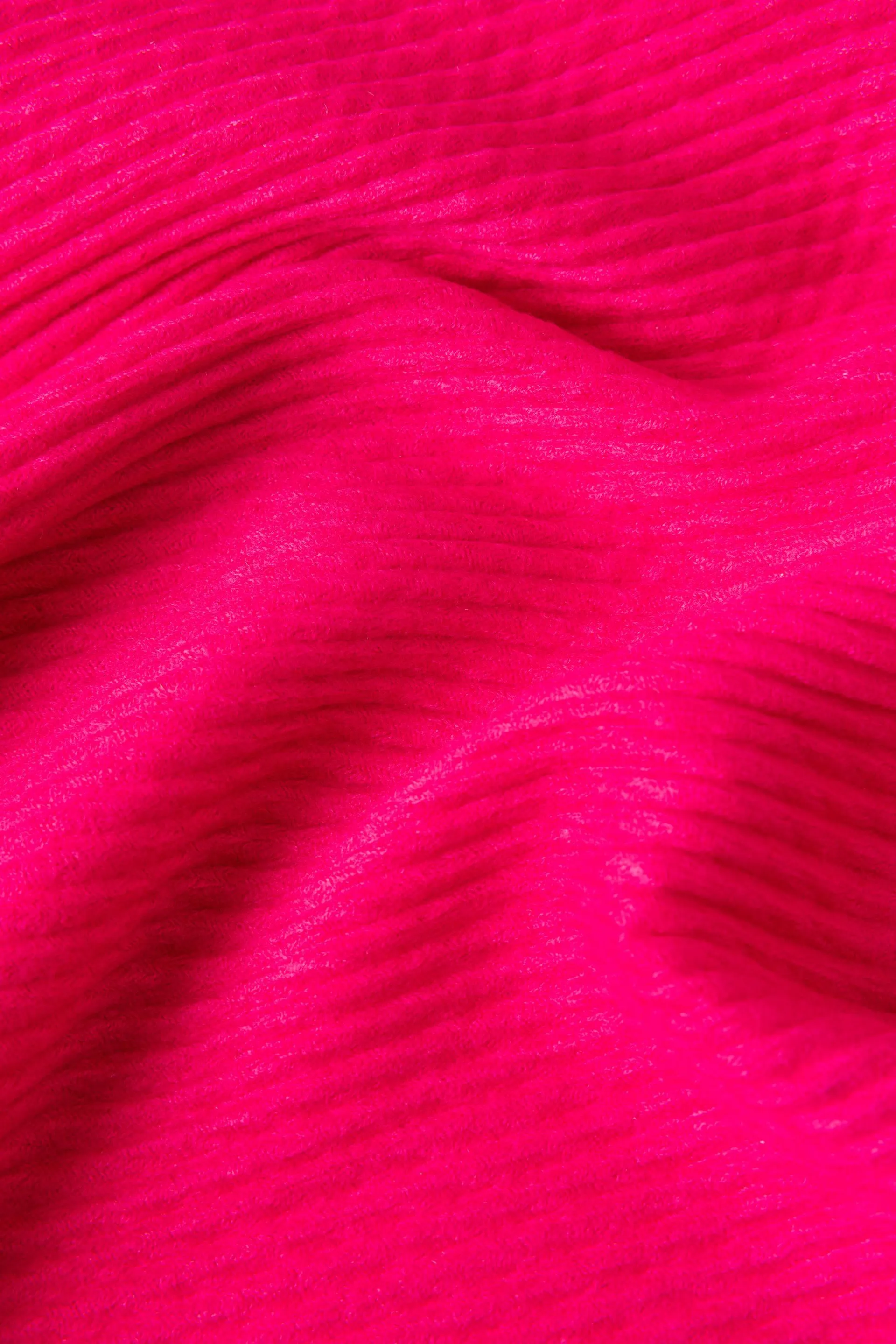 Roze gebreide sjaal met geribde structuur en franjes