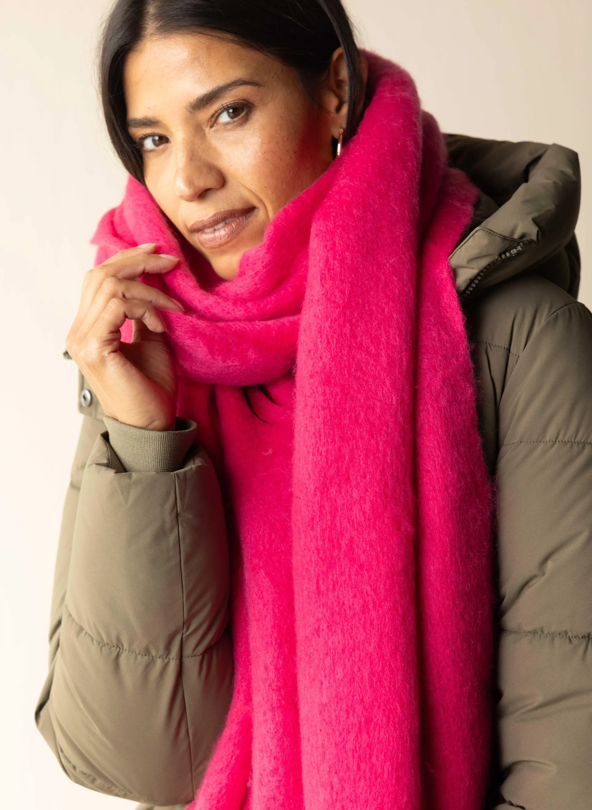 Roze gebreide sjaal met franjes