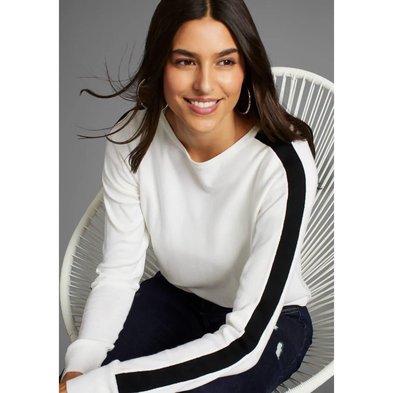 Laura Scott Lange trui met contrasterende strepen in verschillende kleuren