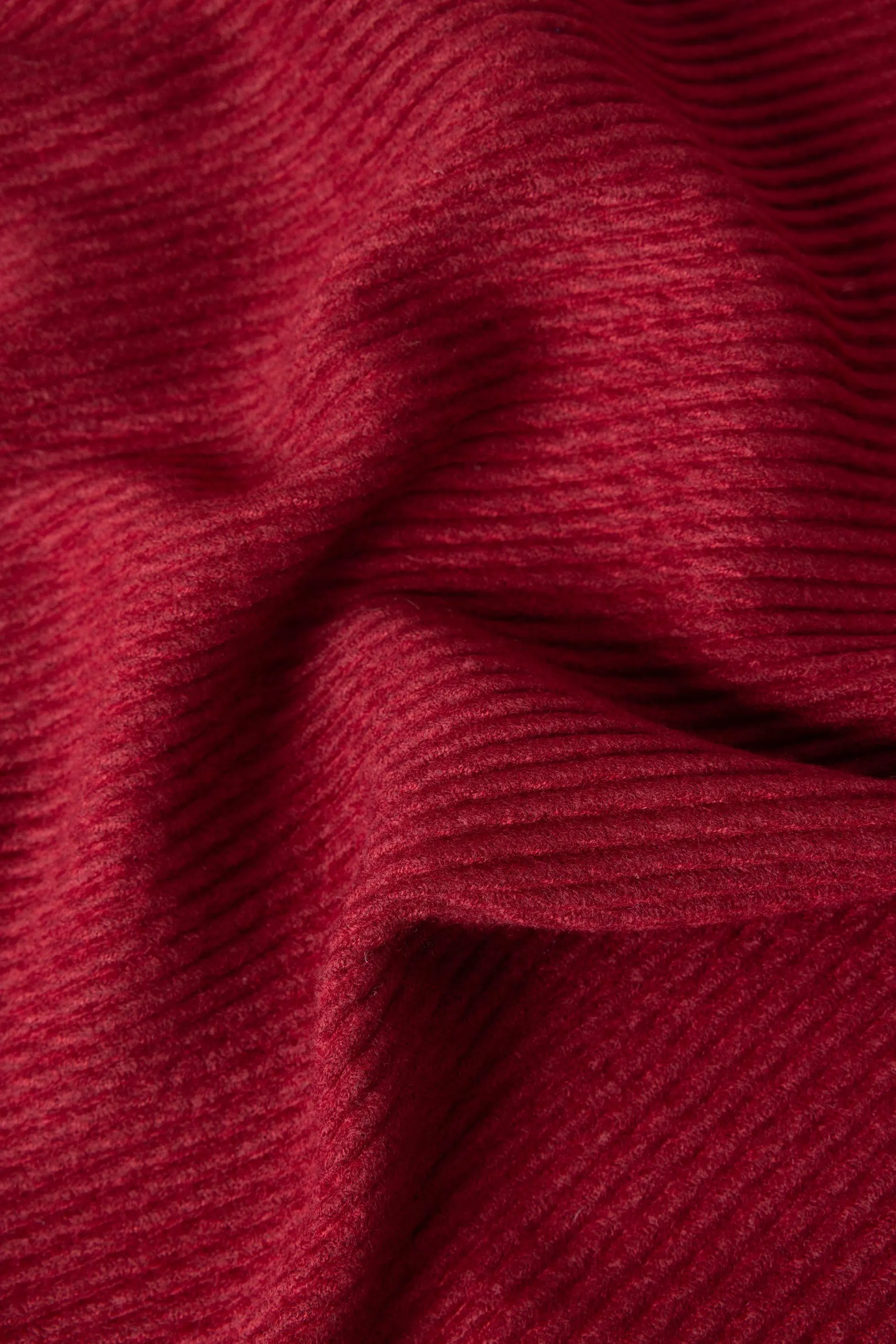 Donkerrode gebreide sjaal met geribde structuur en franjes