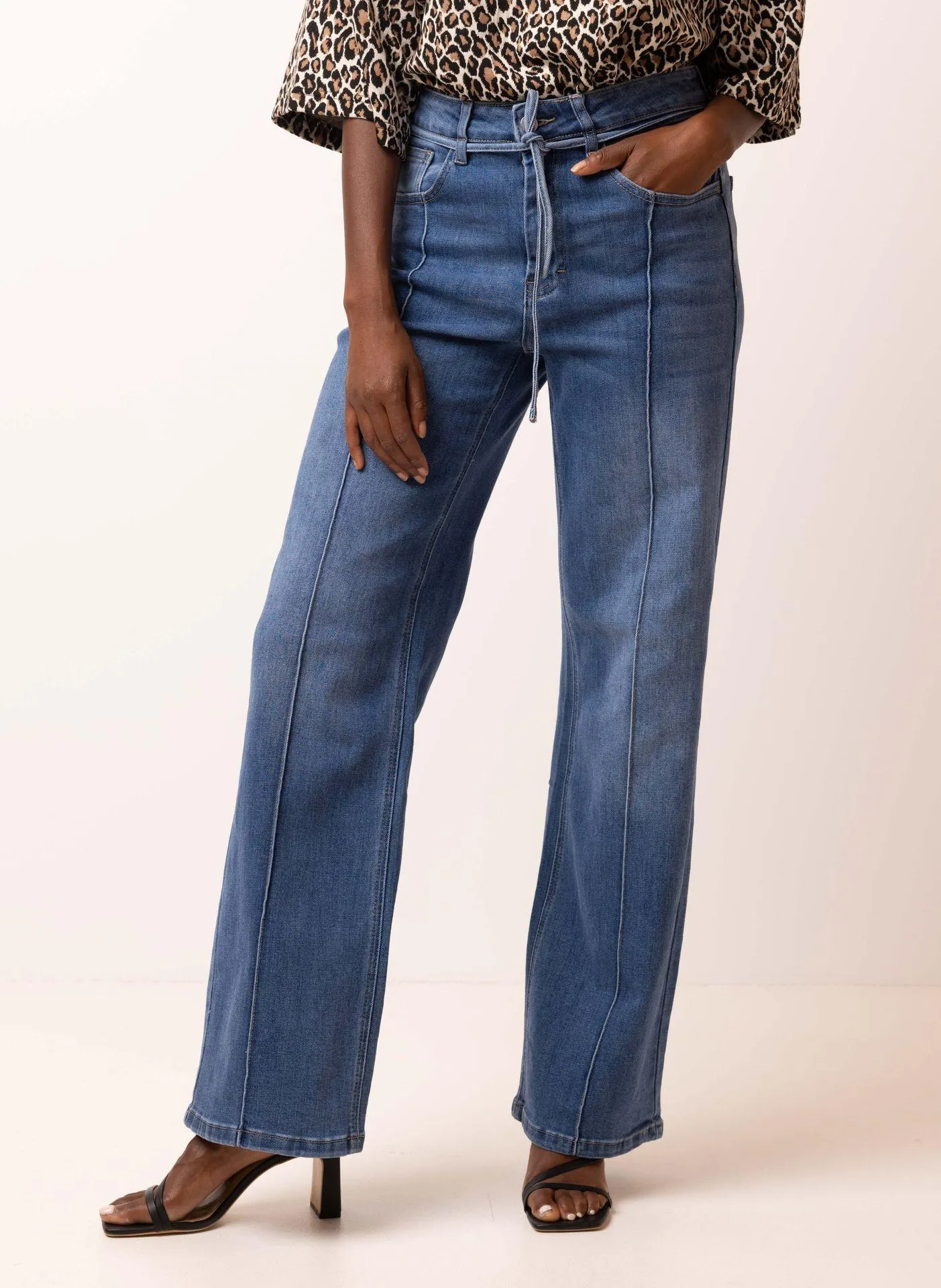 Middenblauwe rechte jeans met ceintuur