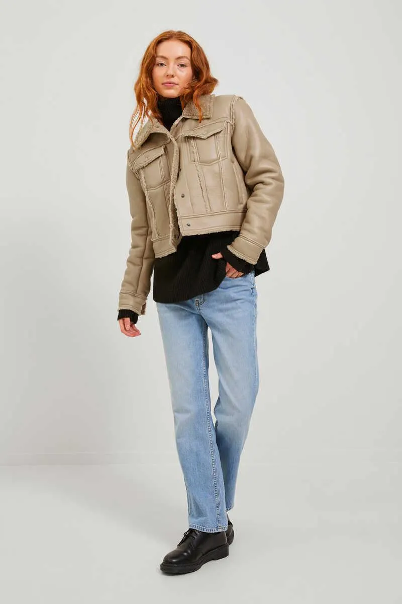 Cazadora de polipiel con borreguito