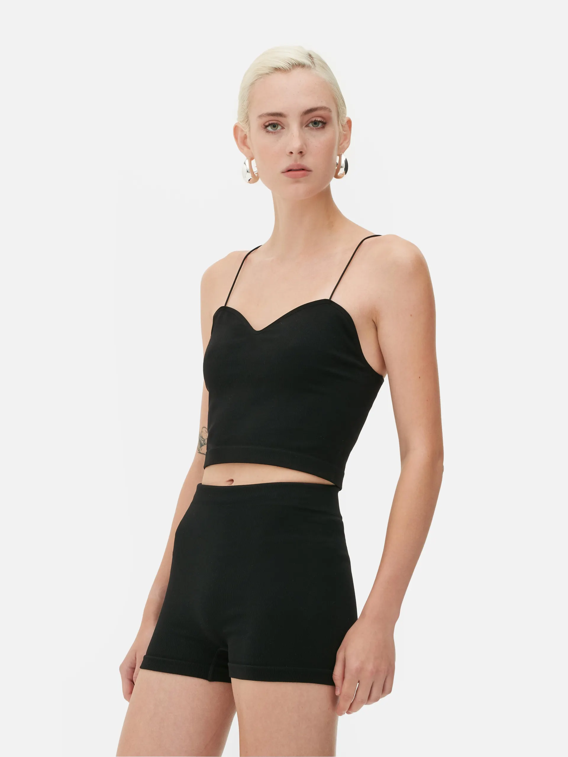 Naadloos kort hemdje Rita Ora