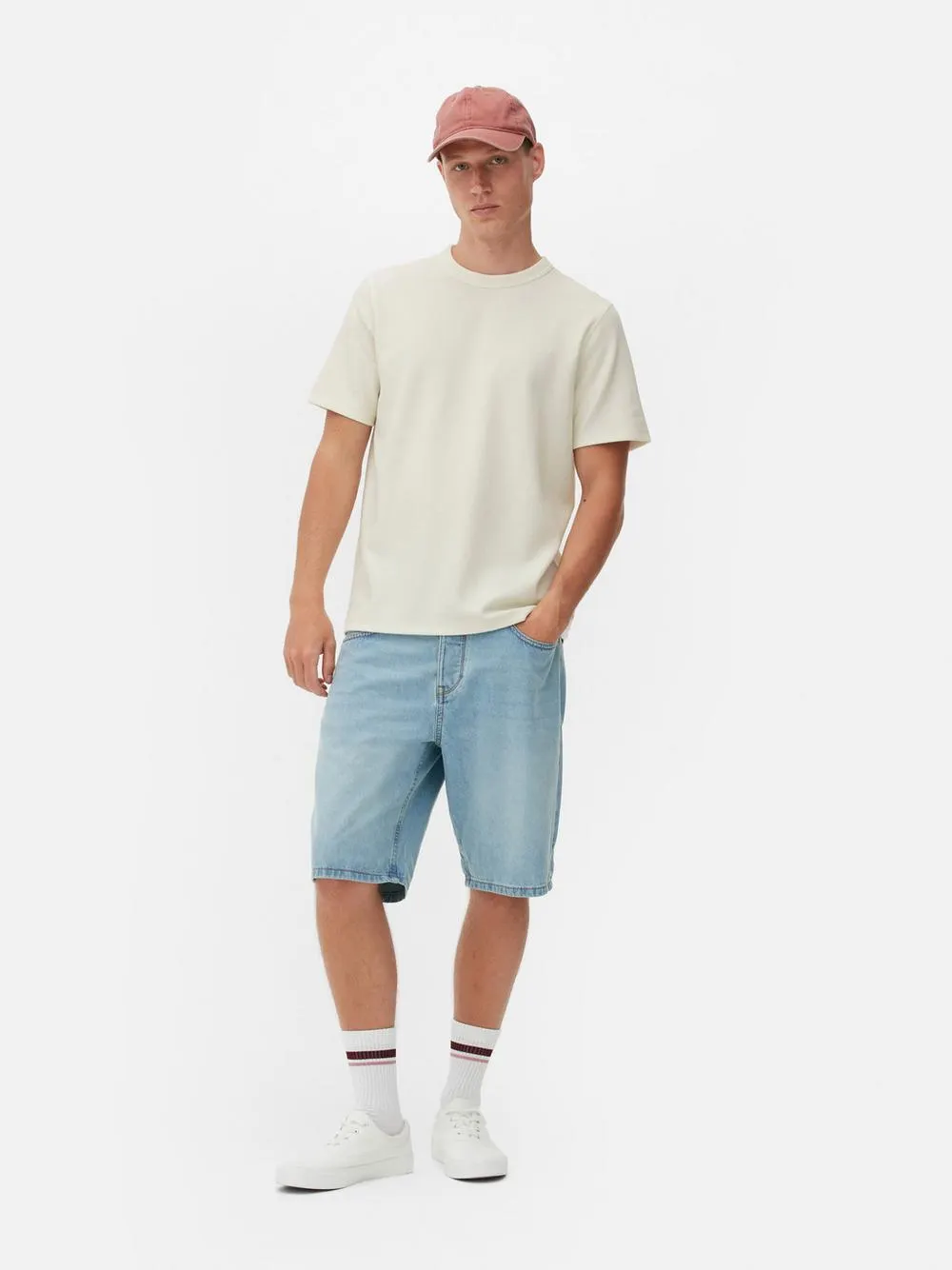 Una camiseta texturizada de corte recto, cuello redondo y manga corta