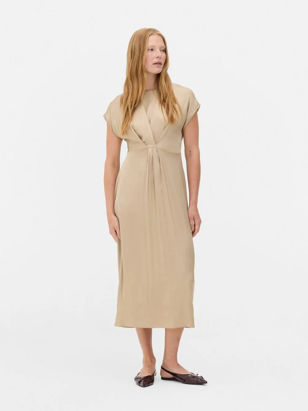 Vestido midi de satén con detalle retorcido de The Edit